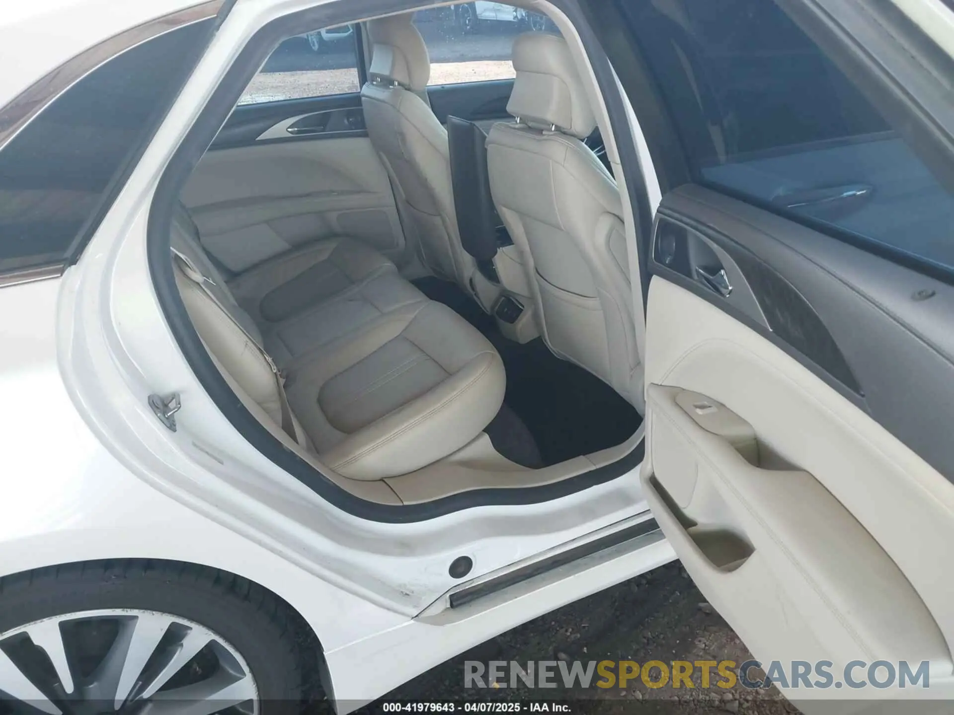 8 fotografías del automóvil dañado 3LN6L5MU8KR608469 LINCOLN MKZ HYBRID 2019