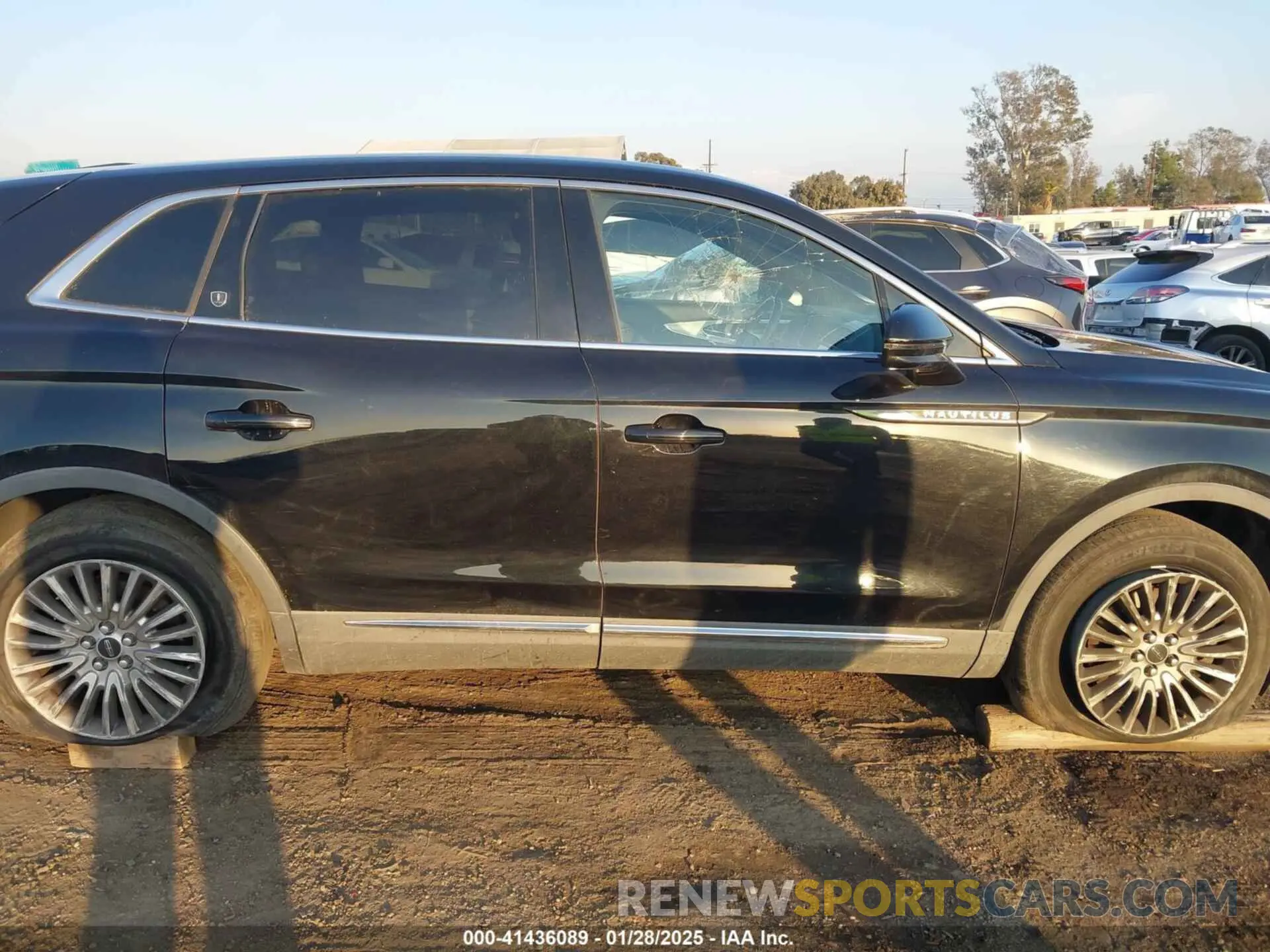 14 fotografías del automóvil dañado 2LMPJ6J90KBL39841 LINCOLN NAUTILUS 2019