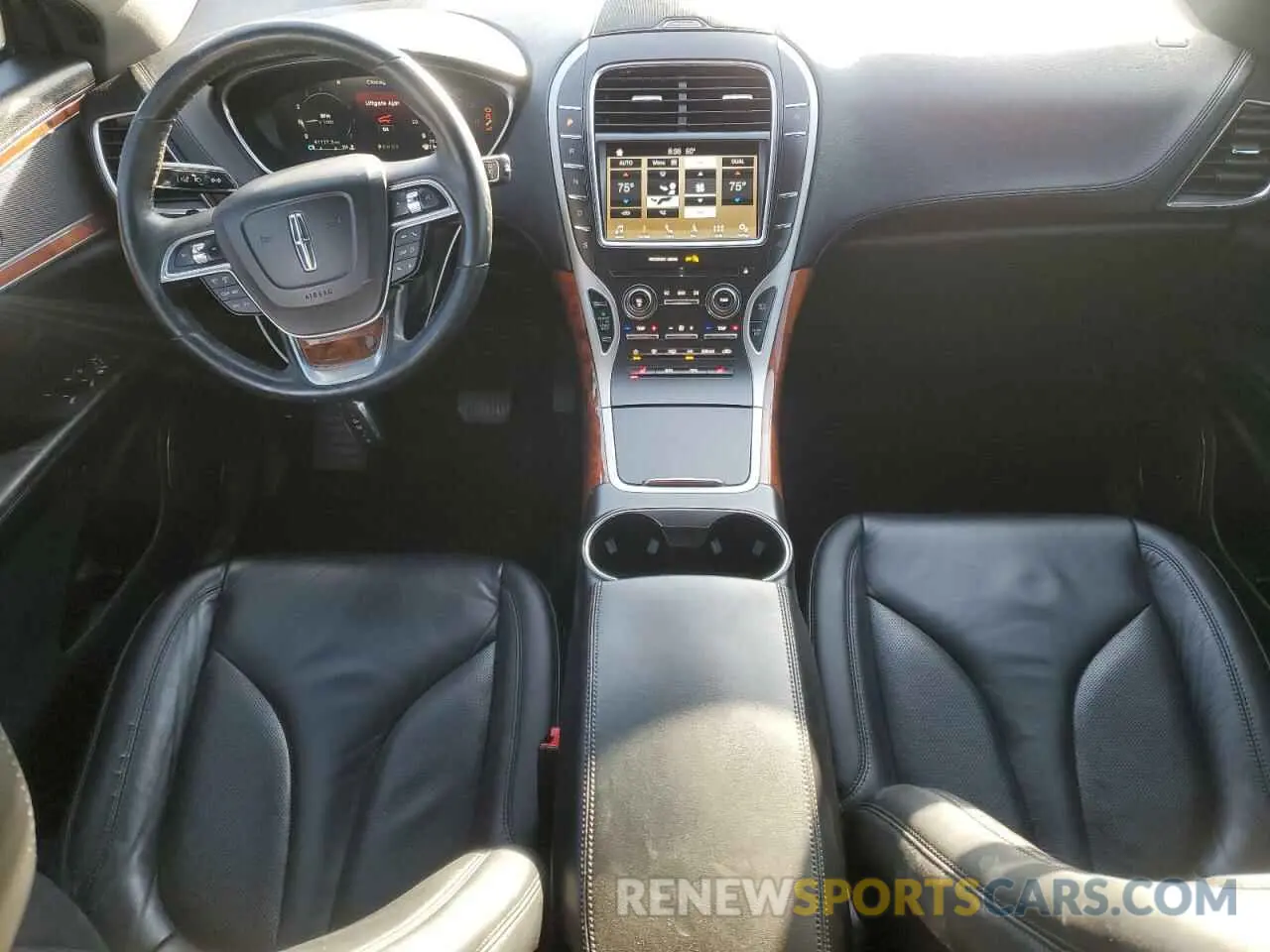 8 fotografías del automóvil dañado 2LMPJ6K95KBL11371 LINCOLN NAUTILUS 2019