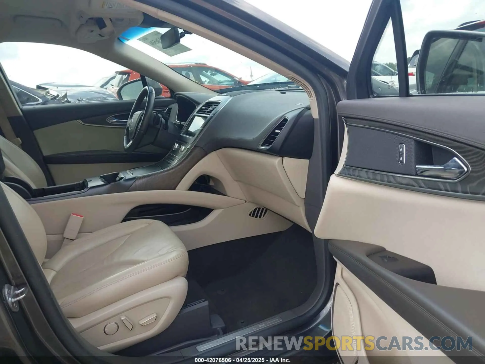 5 fotografías del automóvil dañado 2LMPJ6K9XKBL41983 LINCOLN NAUTILUS 2019