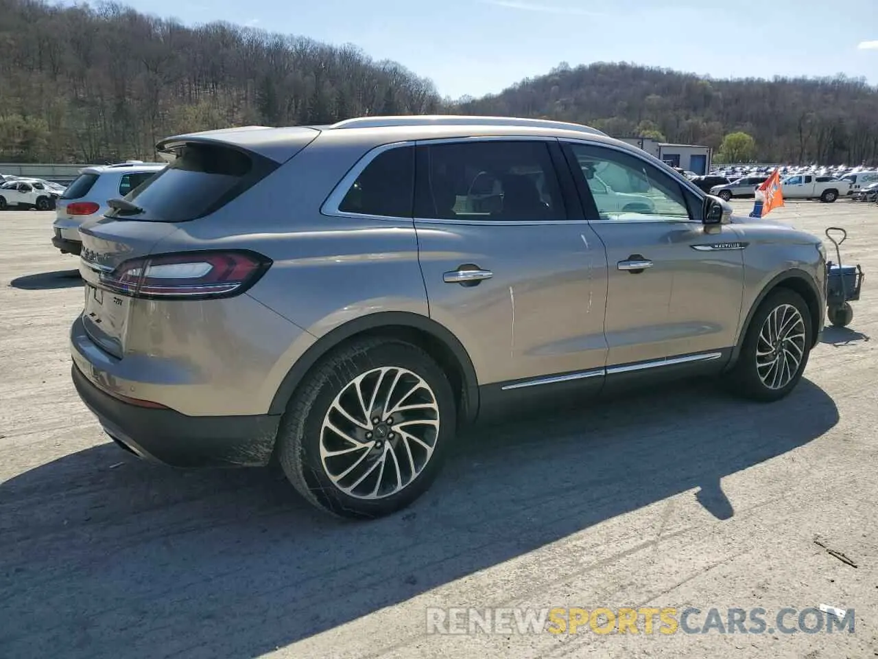 3 fotografías del automóvil dañado 2LMPJ6L96KBL28372 LINCOLN NAUTILUS 2019