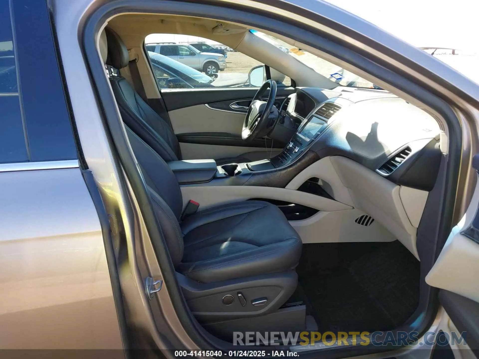 5 fotografías del automóvil dañado 2LMPJ6L96KBL31417 LINCOLN NAUTILUS 2019