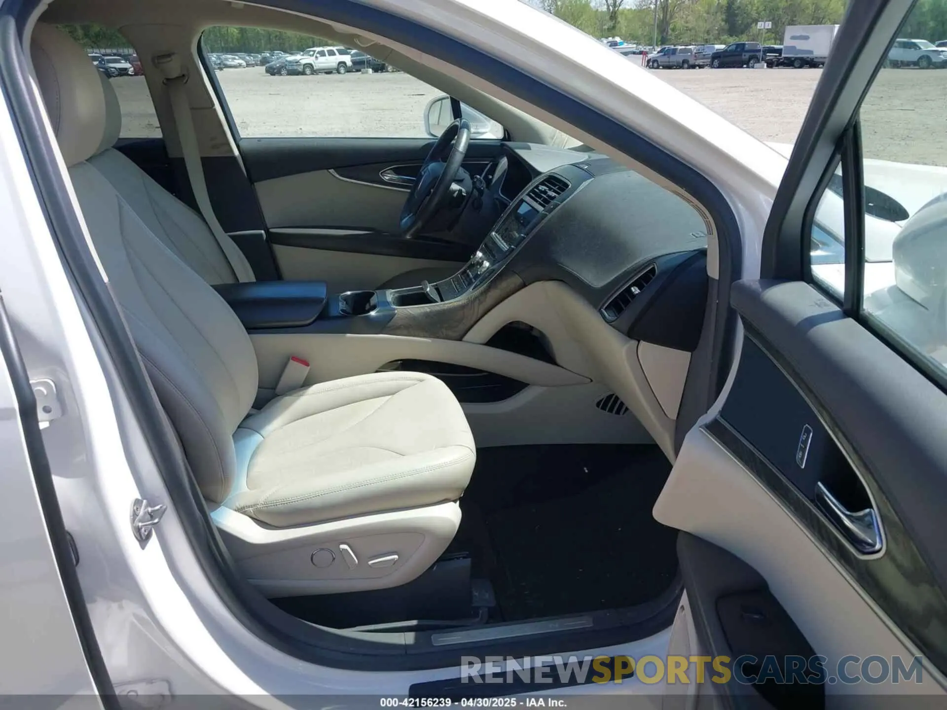 5 fotografías del automóvil dañado 2LMPJ8K92KBL11856 LINCOLN NAUTILUS 2019