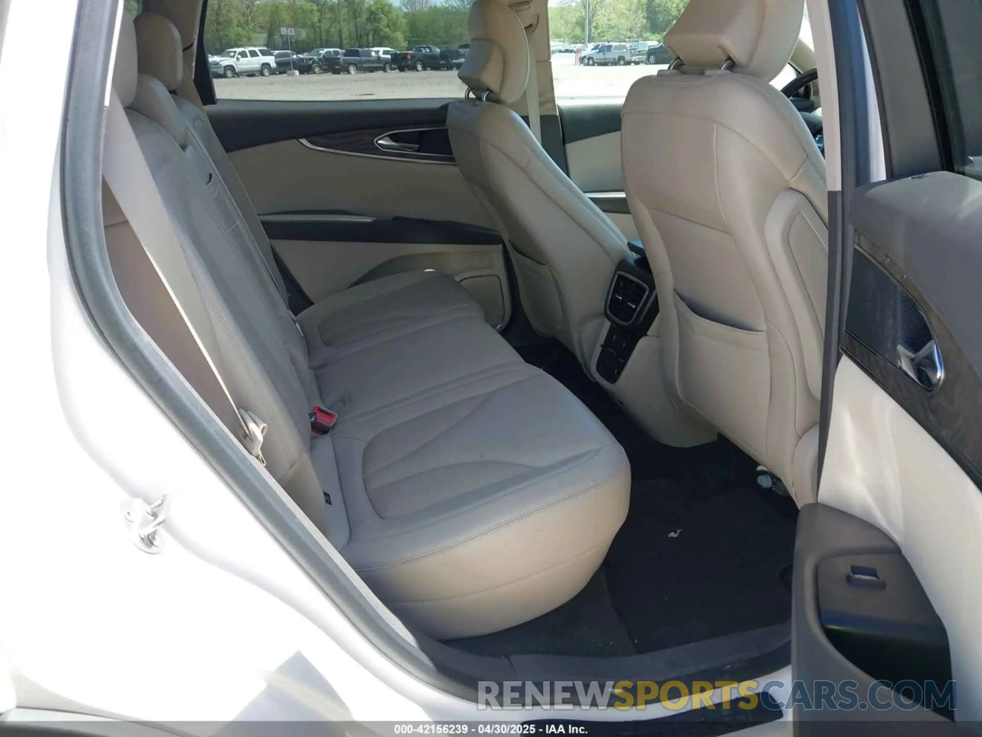 8 fotografías del automóvil dañado 2LMPJ8K92KBL11856 LINCOLN NAUTILUS 2019