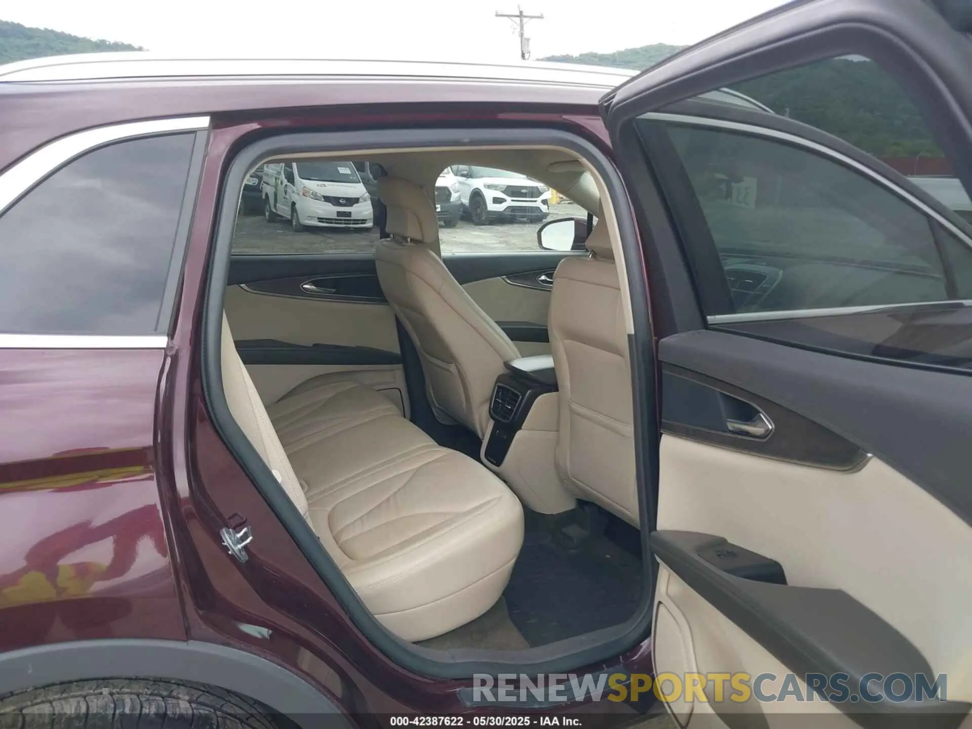 8 fotografías del automóvil dañado 2LMPJ8K93KBL12188 LINCOLN NAUTILUS 2019