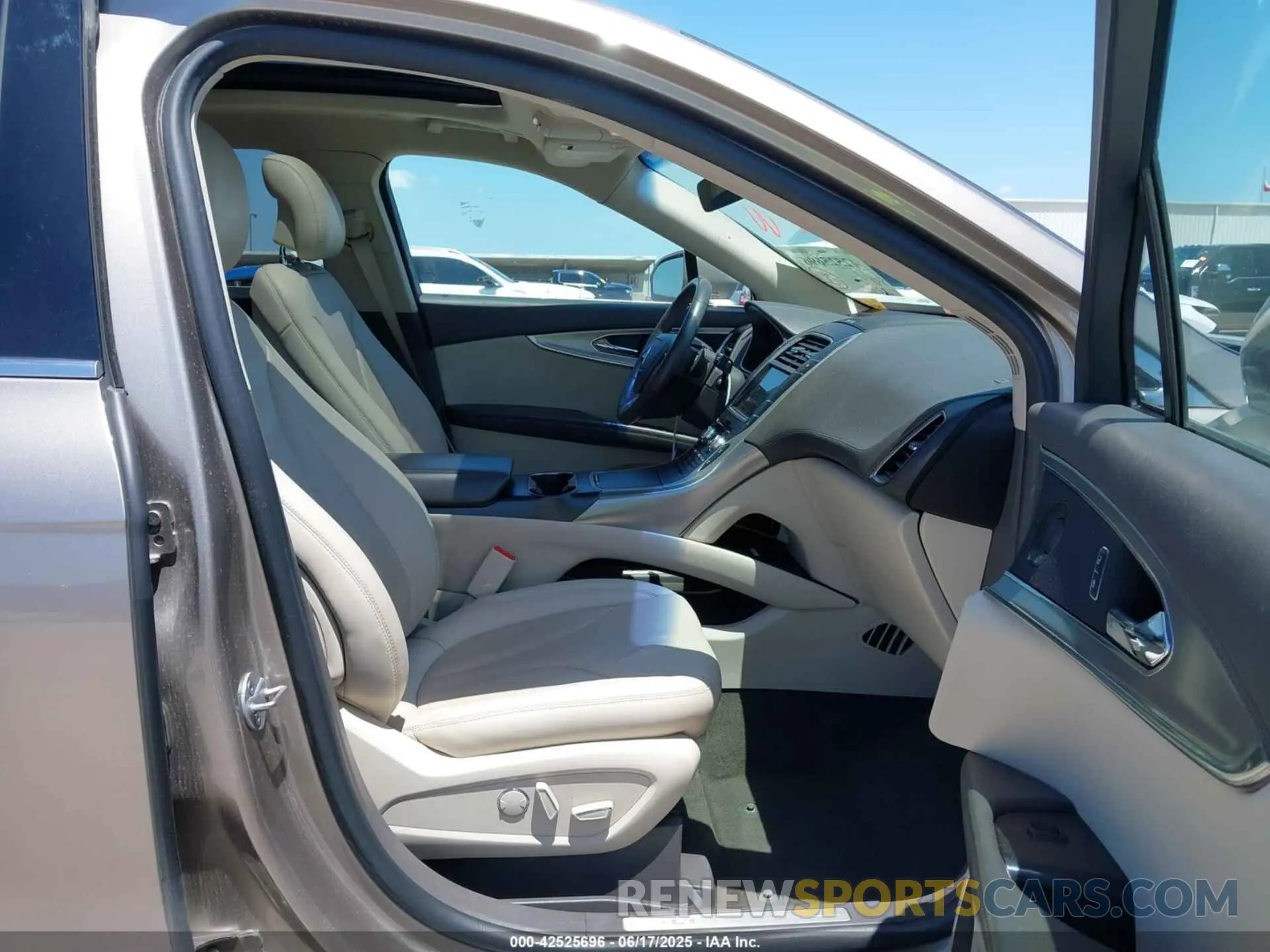 5 fotografías del automóvil dañado 2LMPJ8LP2KBL19503 LINCOLN NAUTILUS 2019