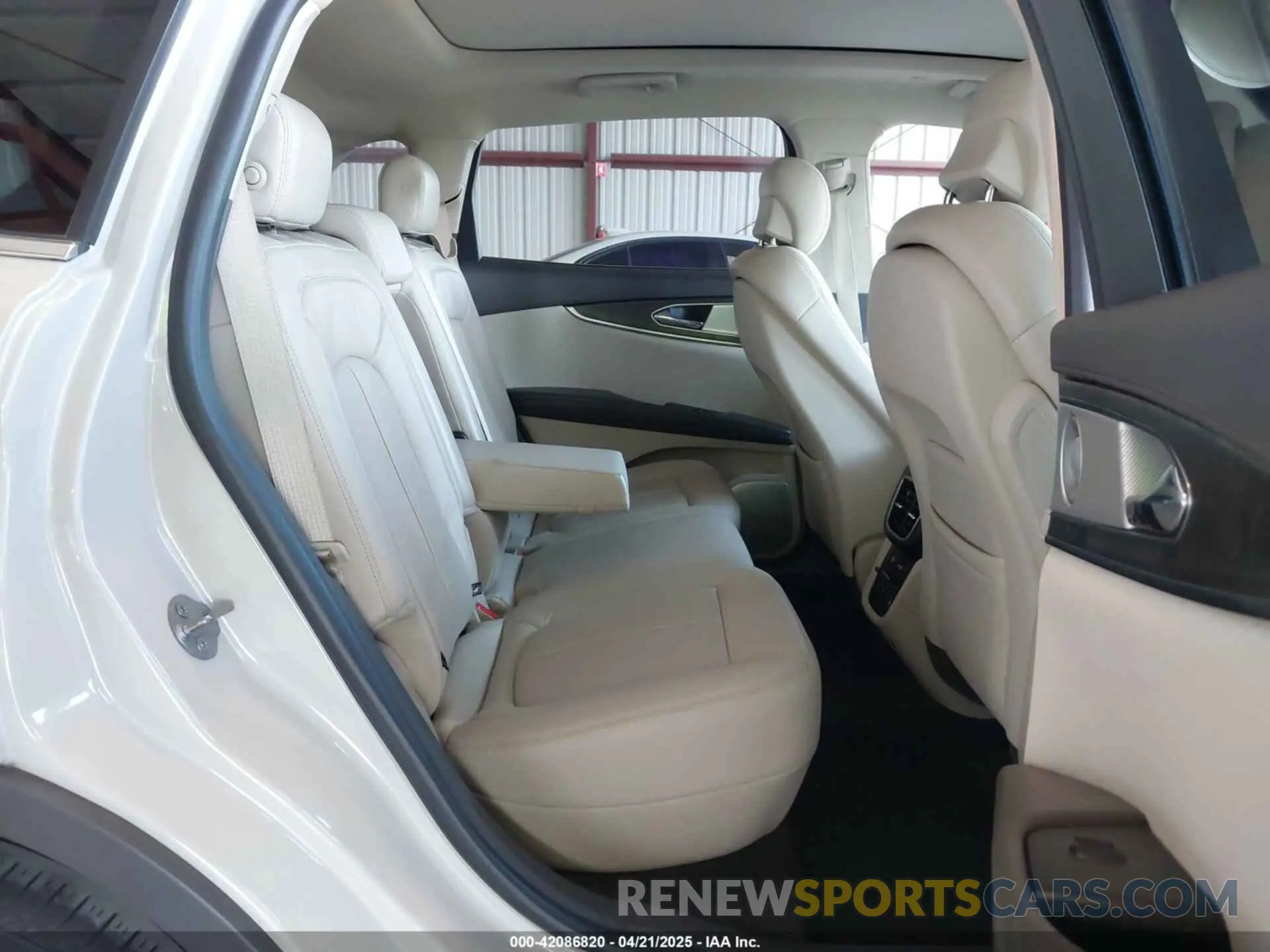 8 fotografías del automóvil dañado 2LMPJ8LP9KBL41756 LINCOLN NAUTILUS 2019