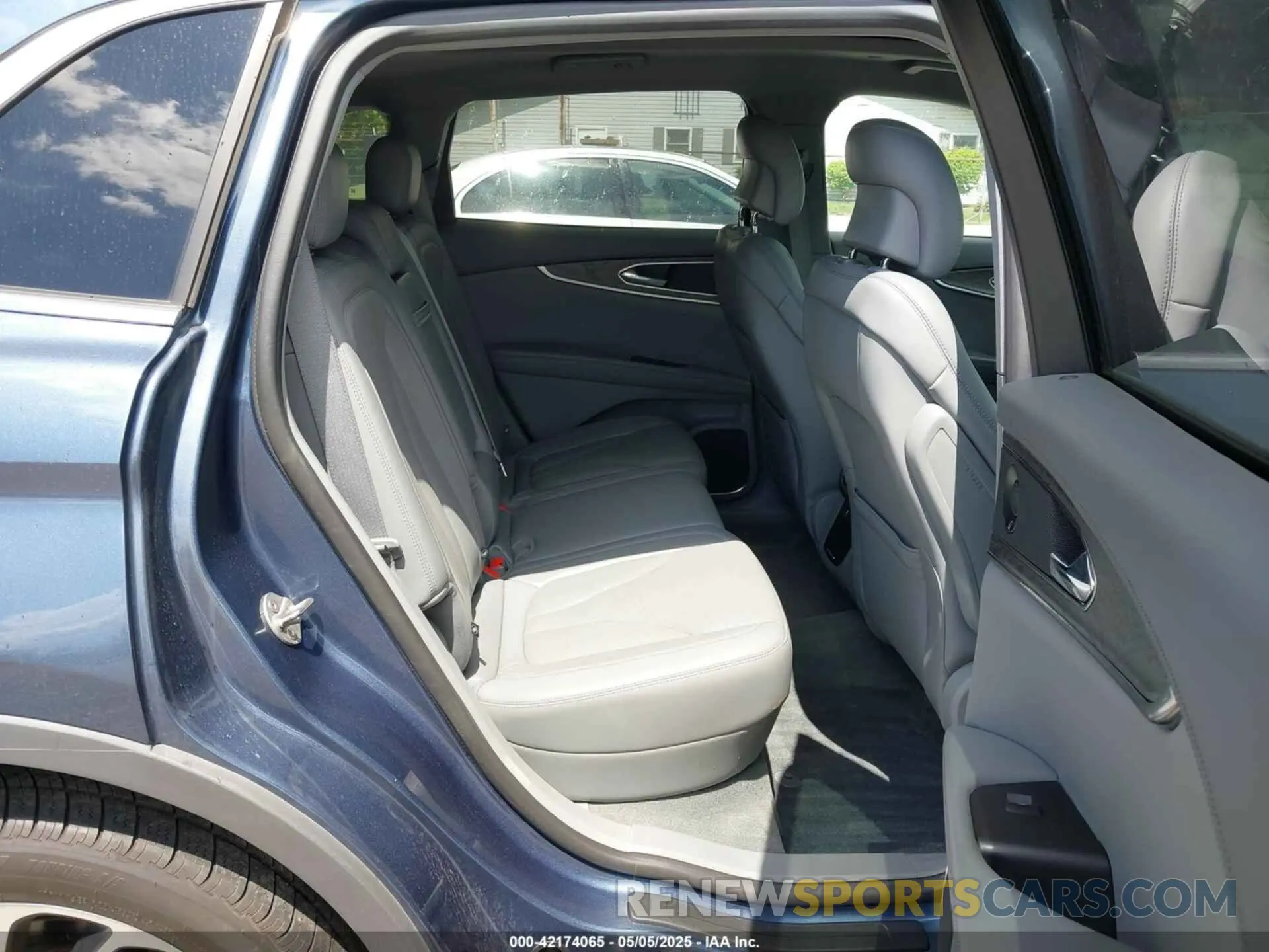 8 fotografías del automóvil dañado 2LMPJ8LPXKBL13447 LINCOLN NAUTILUS 2019
