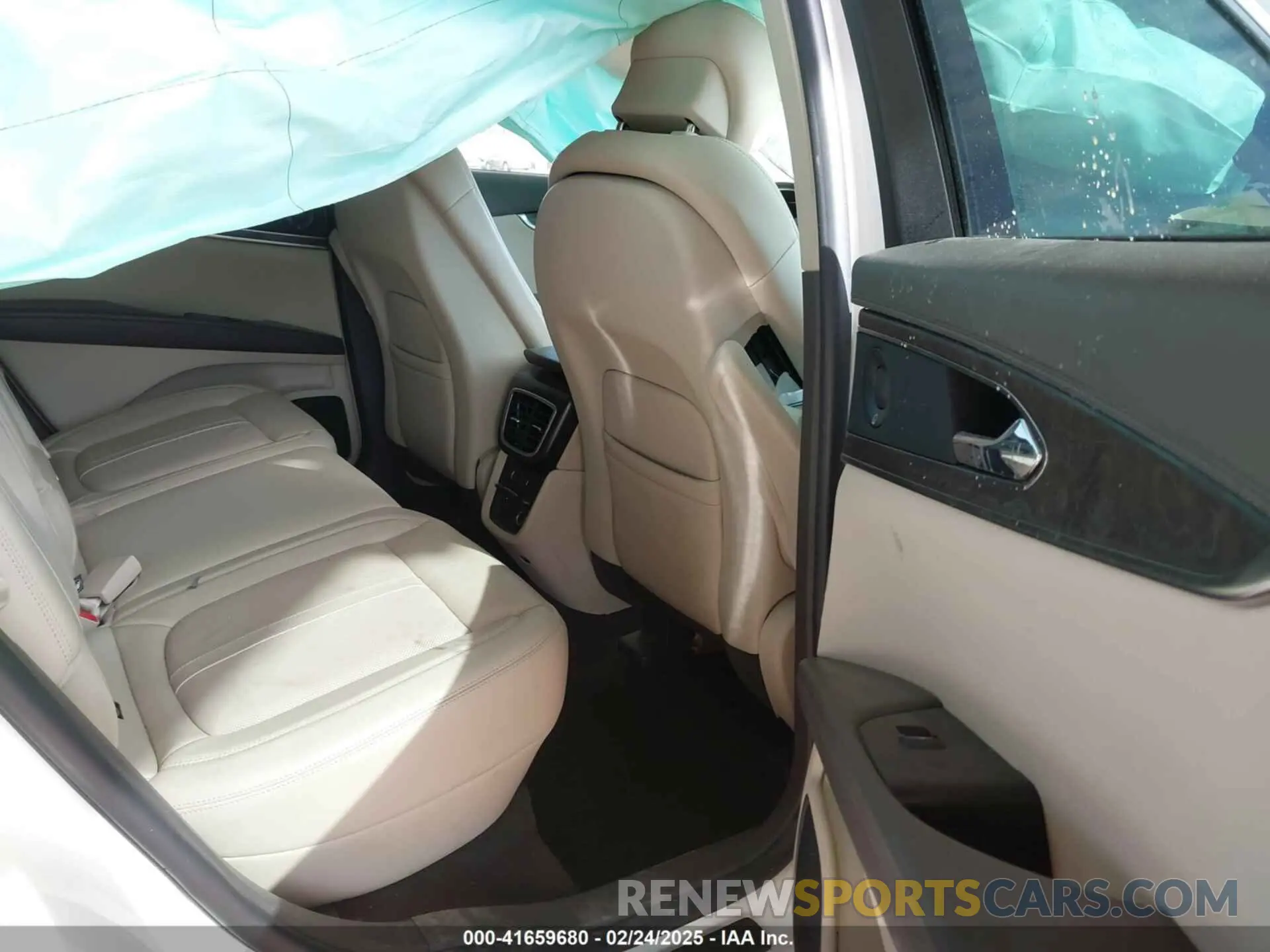 8 fotografías del automóvil dañado 2LMPJ8KP5LBL03637 LINCOLN NAUTILUS 2020