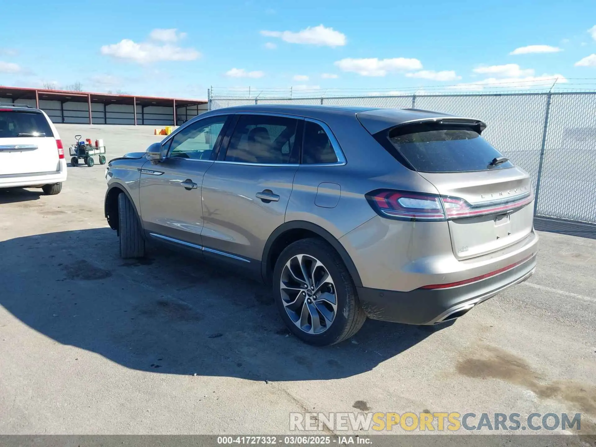 3 fotografías del automóvil dañado 2LMPJ6K96MBL00799 LINCOLN NAUTILUS 2021
