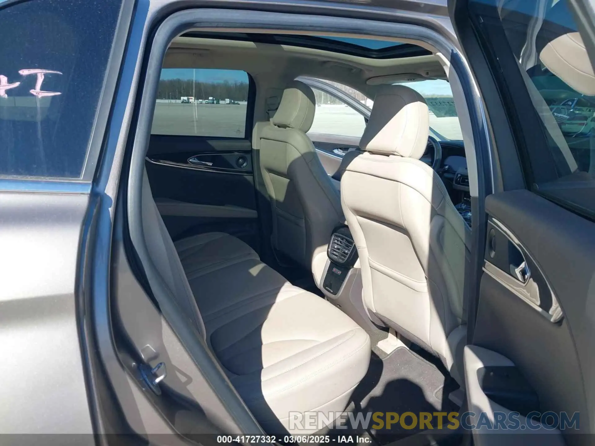 8 fotografías del automóvil dañado 2LMPJ6K96MBL00799 LINCOLN NAUTILUS 2021