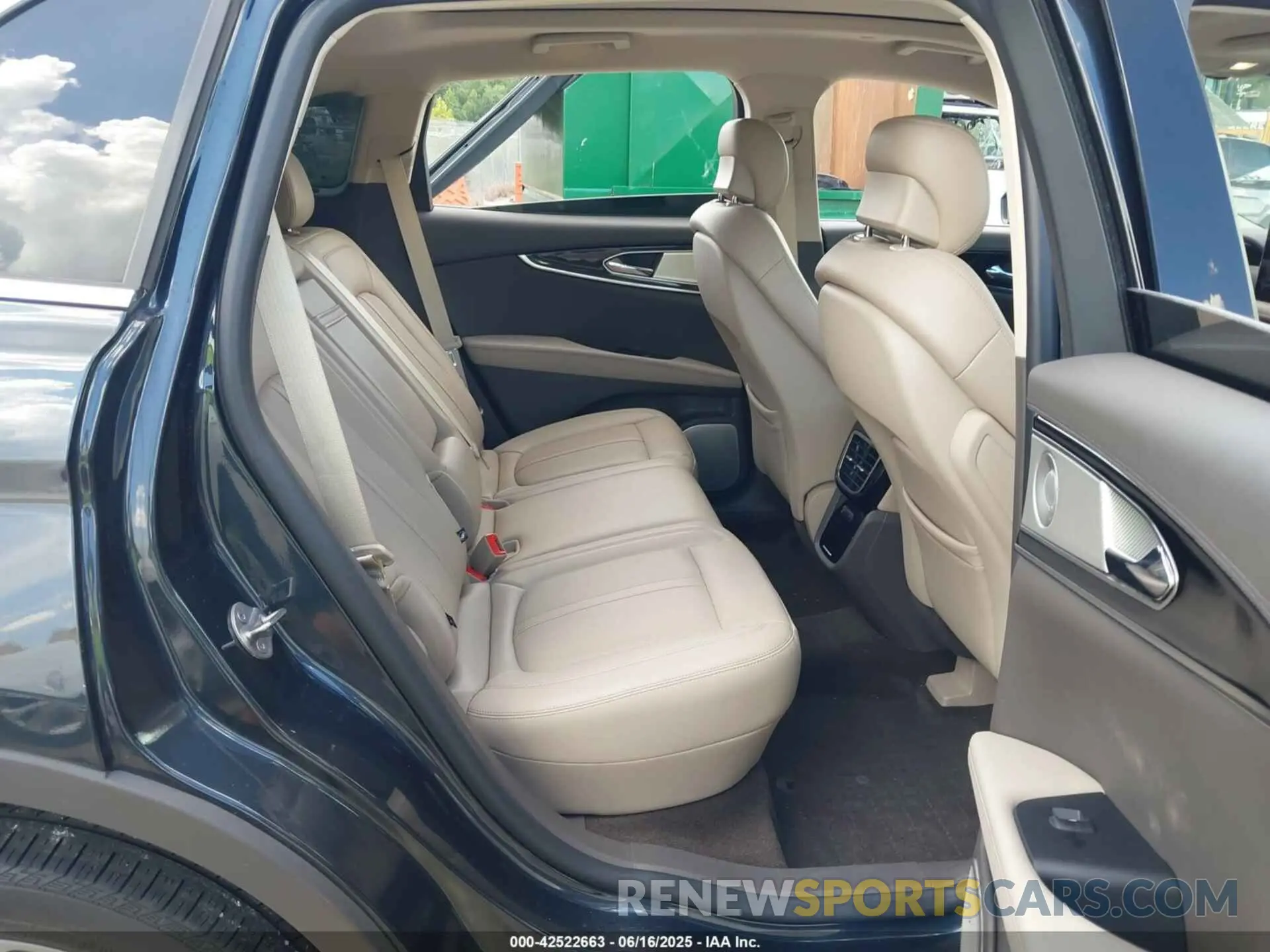8 fotografías del automóvil dañado 2LMPJ8KP9MBL16019 LINCOLN NAUTILUS 2021