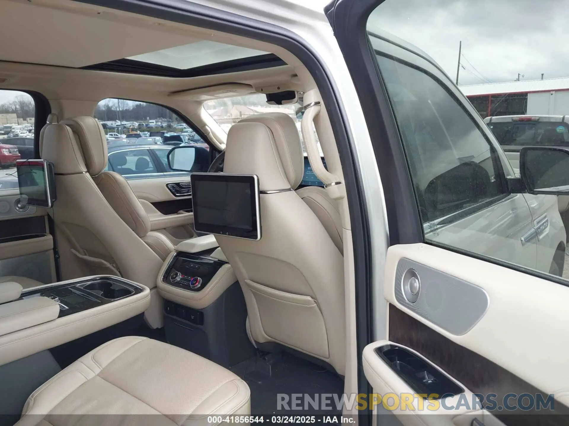 8 fotografías del automóvil dañado 5LMJJ2LT8KEL19857 LINCOLN NAVIGATOR 2019