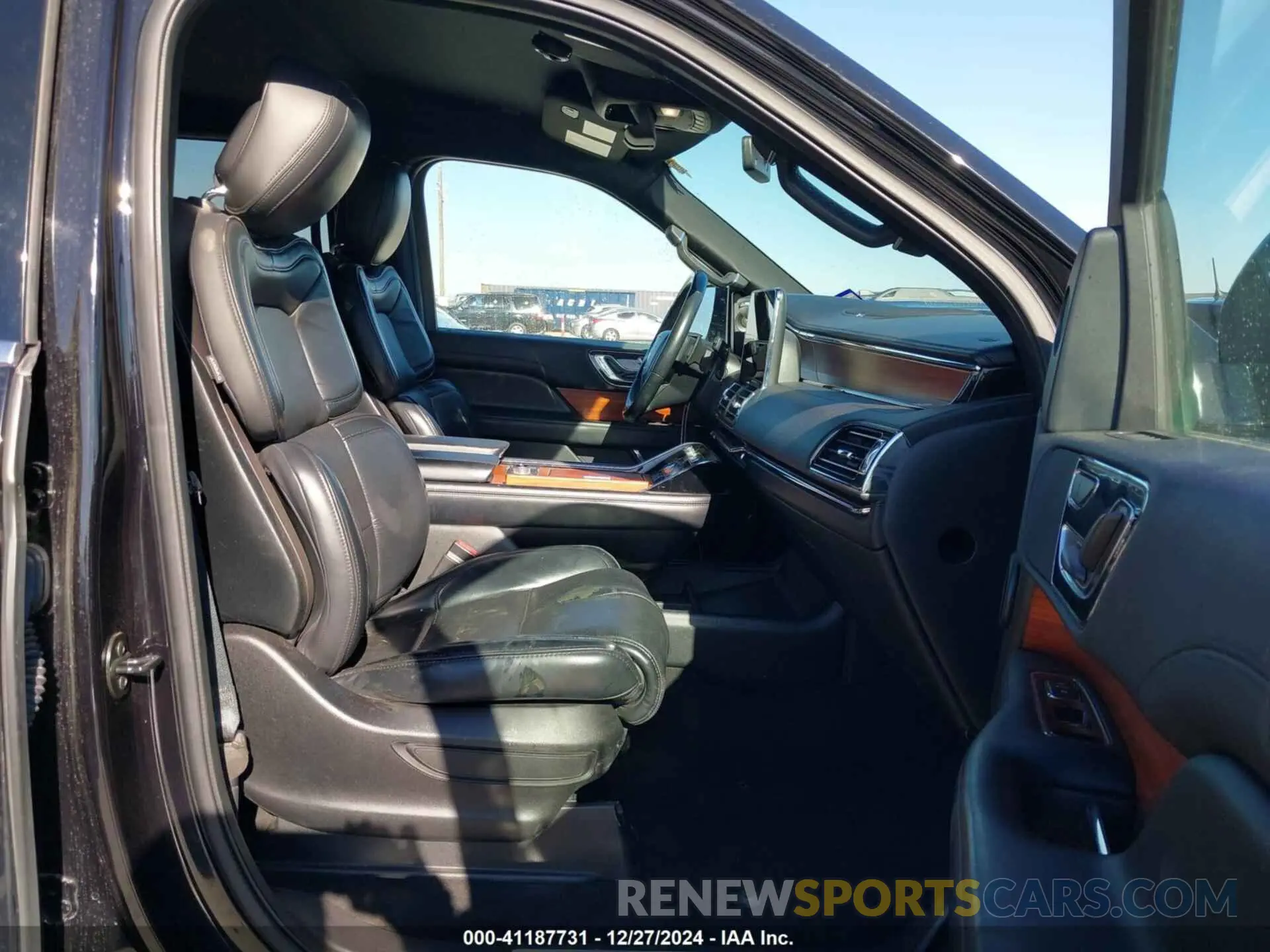 5 fotografías del automóvil dañado 5LMJJ2NT1KEL06946 LINCOLN NAVIGATOR 2019