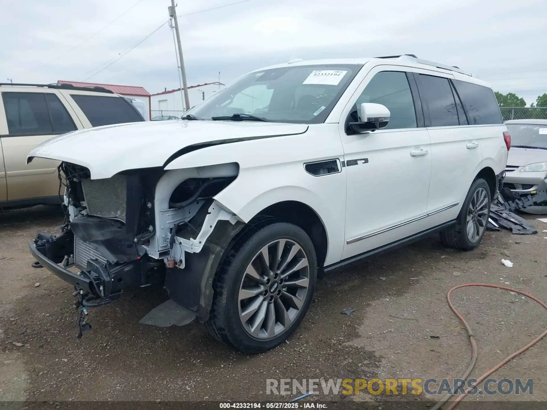 2 fotografías del automóvil dañado 5LMJJ2LT7LEL22136 LINCOLN NAVIGATOR 2020