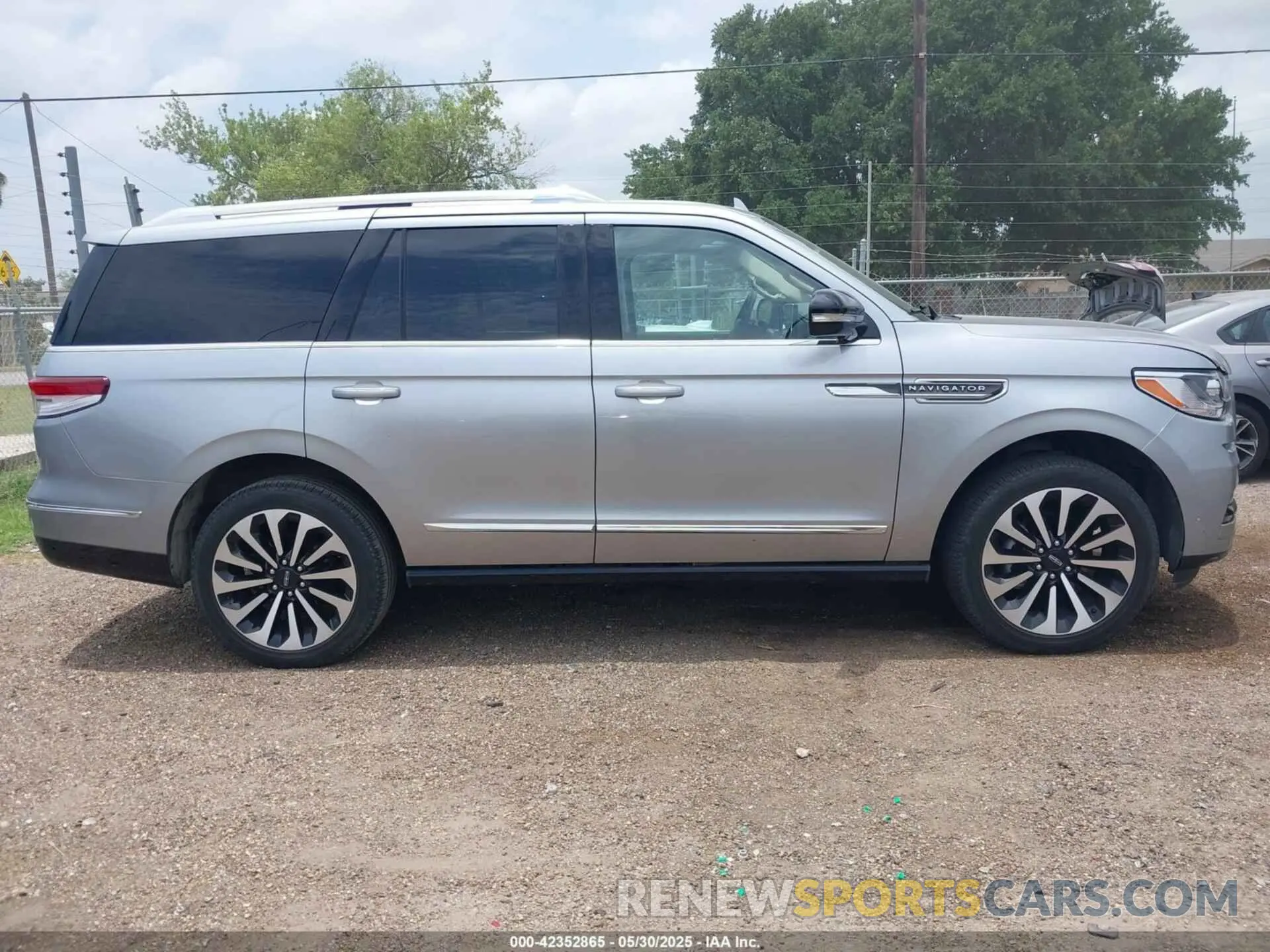 13 fotografías del automóvil dañado 5LMJJ2KG8PEL05663 LINCOLN NAVIGATOR 2023