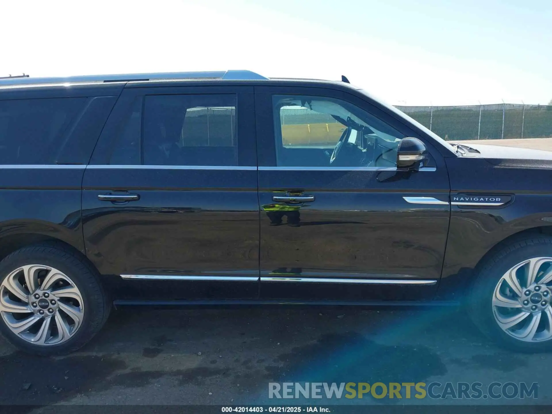 14 fotografías del automóvil dañado 5LMJJ3LG8PEL03450 LINCOLN NAVIGATOR 2023
