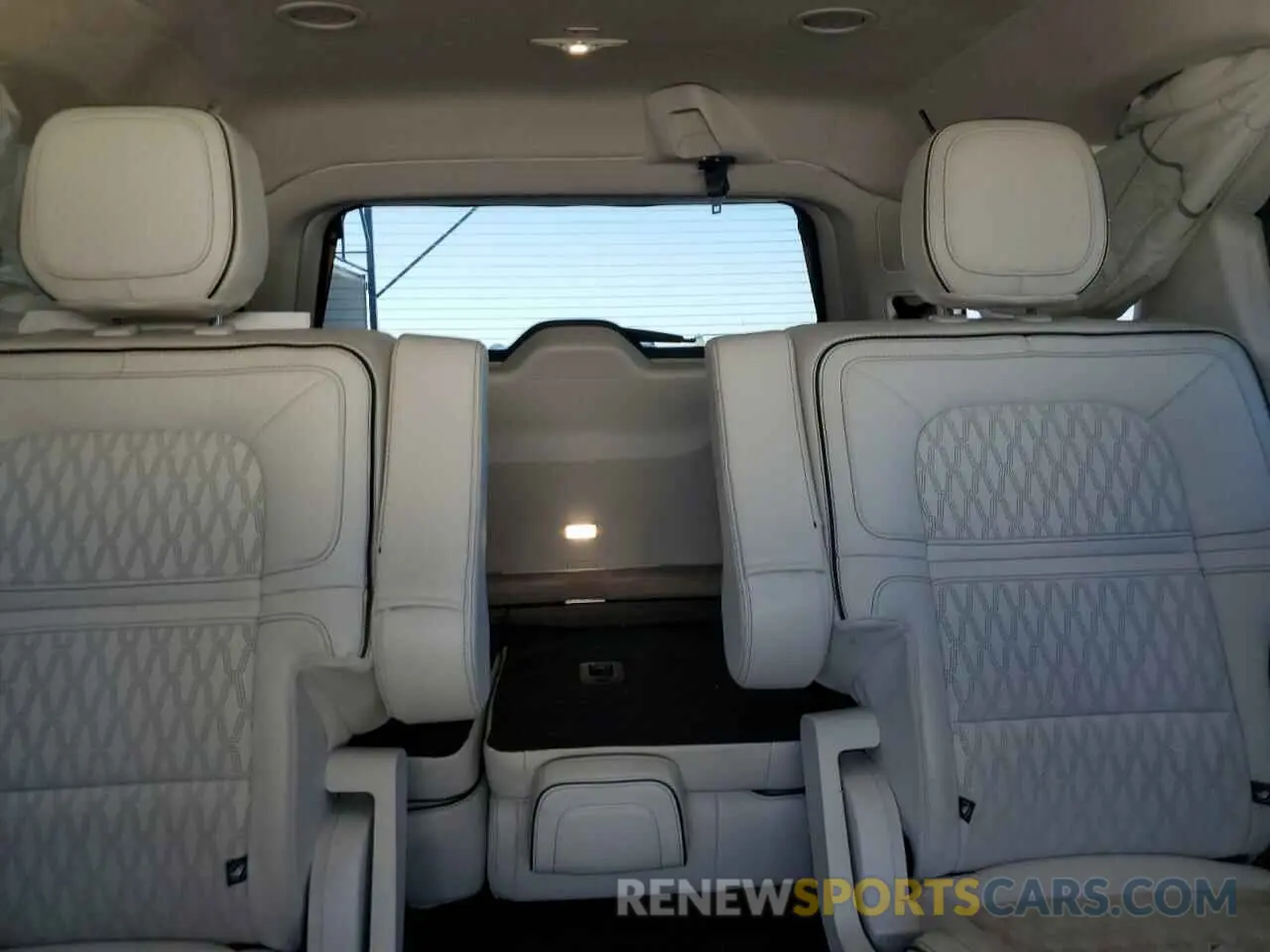 10 fotografías del automóvil dañado 5LMJJ2TGXREL10042 LINCOLN NAVIGATOR 2024
