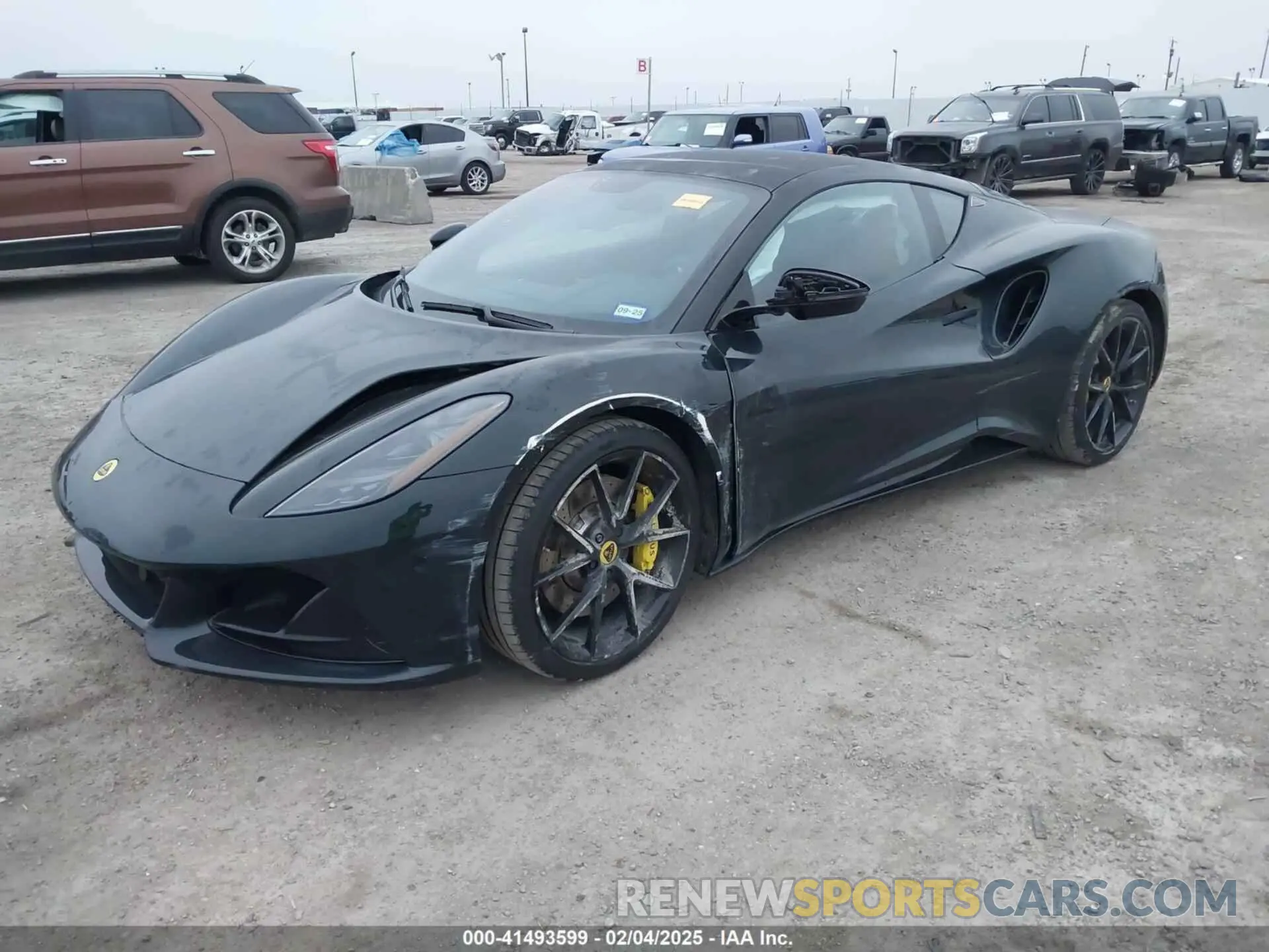 2 fotografías del automóvil dañado SCCLEKAXXRHA12761 LOTUS EMIRA 2024