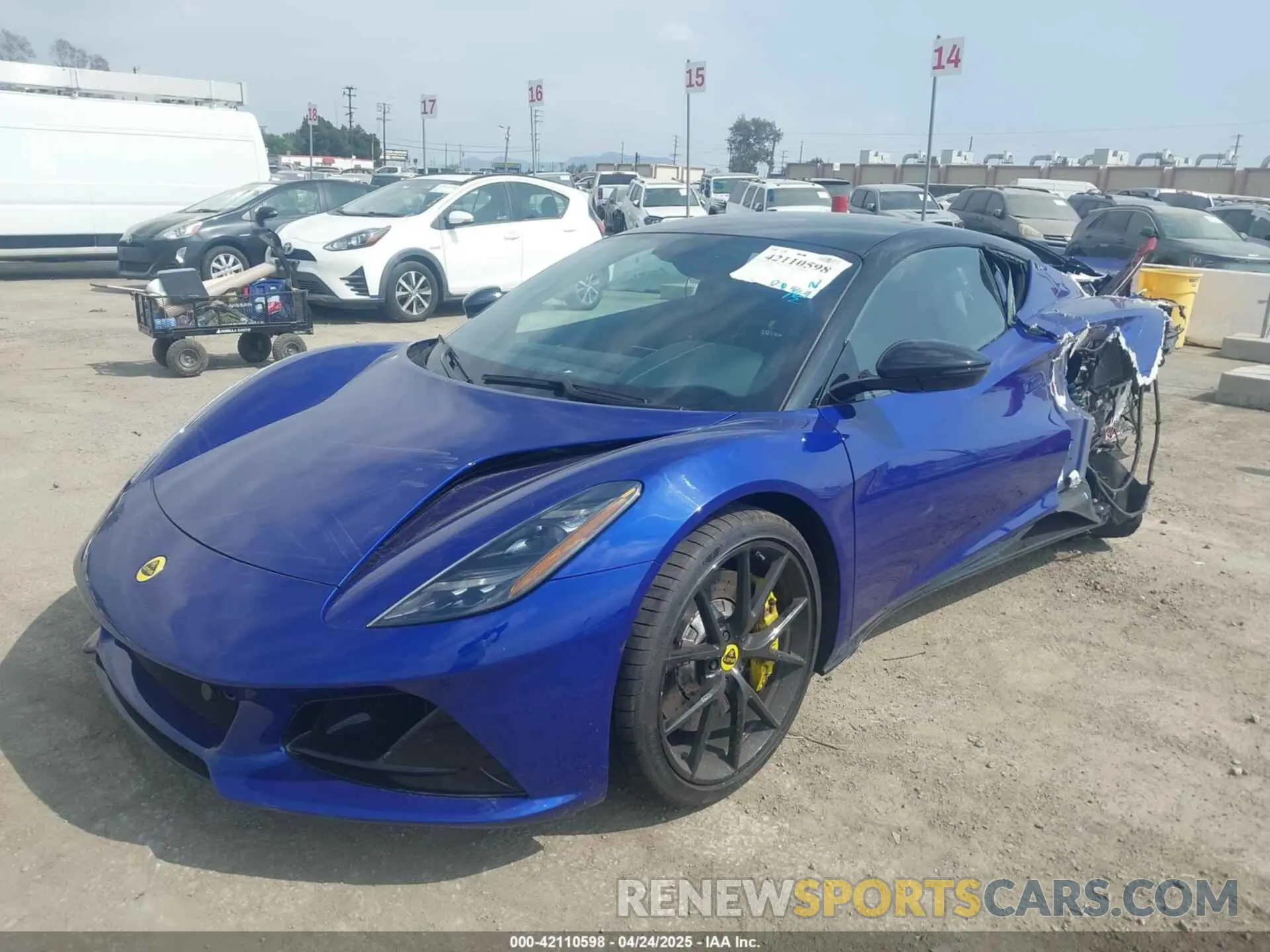 2 fotografías del automóvil dañado SCCLEKMX7RHB45196 LOTUS EMIRA 2024