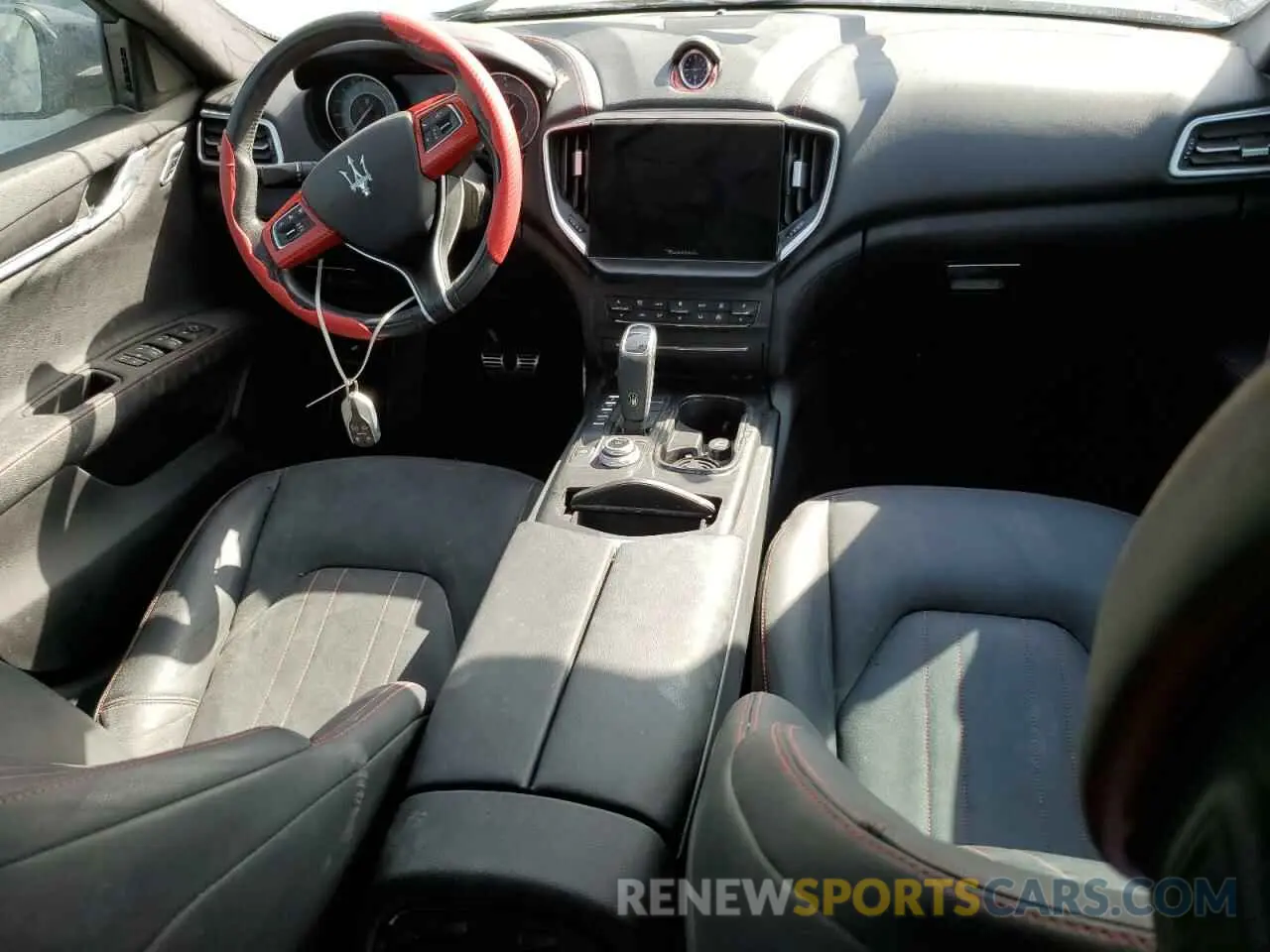 8 fotografías del automóvil dañado ZAM57YTA7M1357708 MASERATI ALL MODELS 2021