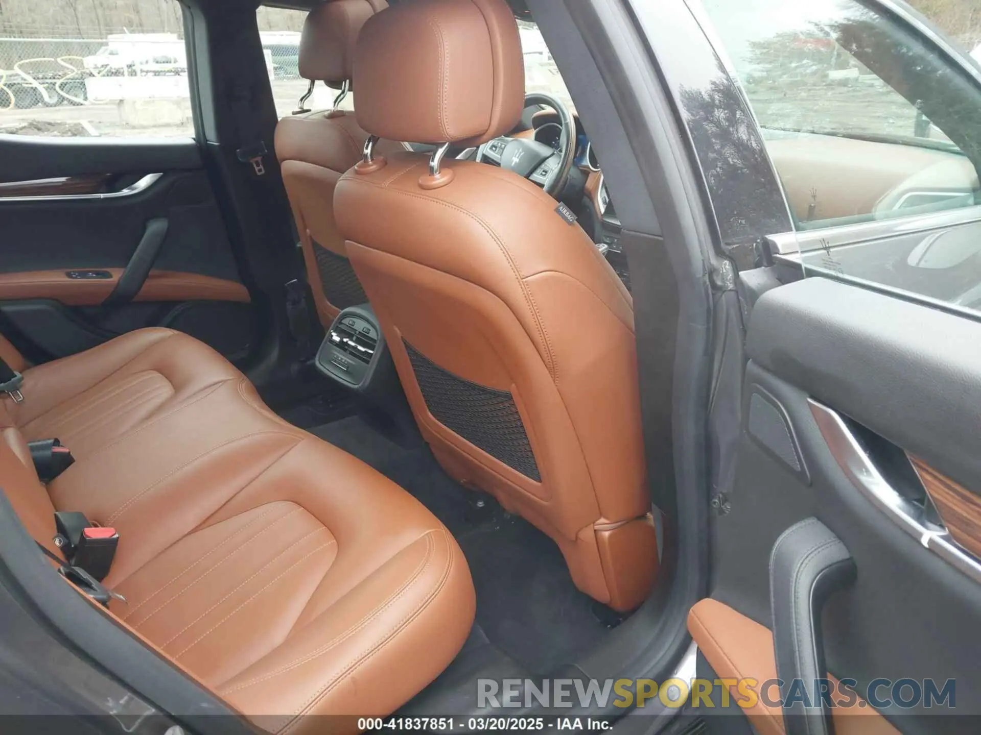 8 fotografías del automóvil dañado ZAM57YTA2K1315430 MASERATI GHIBLI 2019