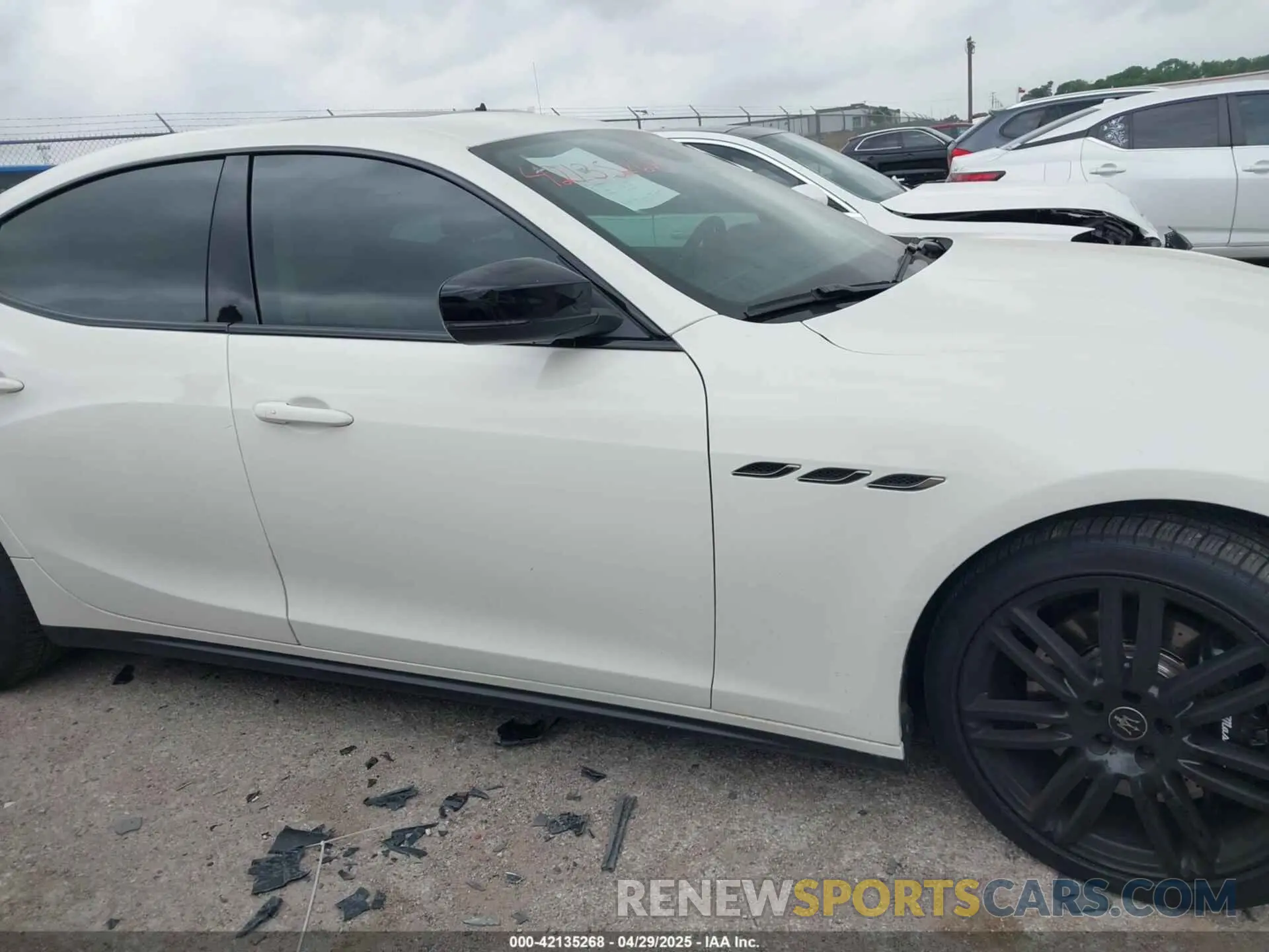 13 fotografías del automóvil dañado ZAM57XSA6M1369960 MASERATI GHIBLI 2021