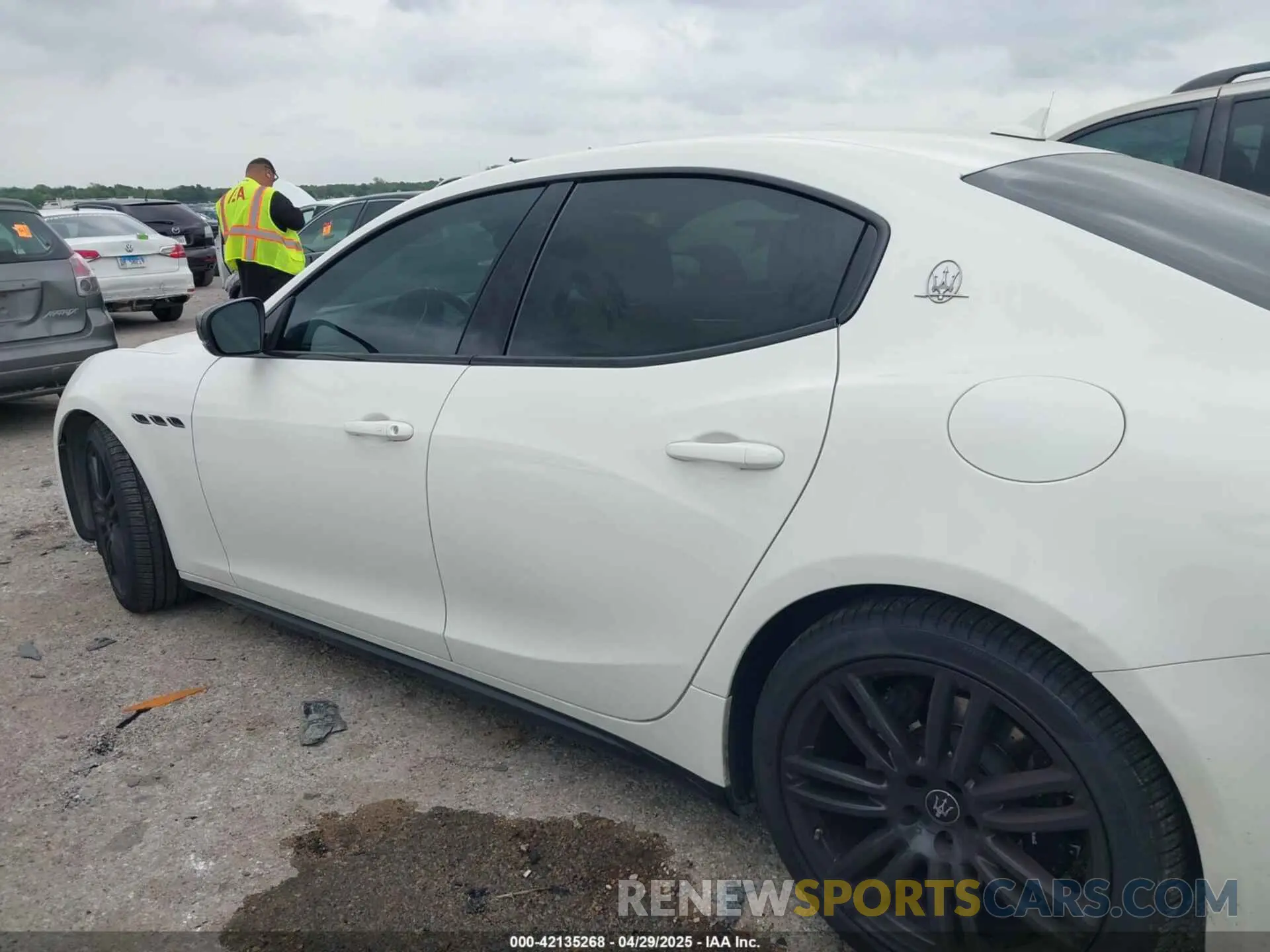14 fotografías del automóvil dañado ZAM57XSA6M1369960 MASERATI GHIBLI 2021