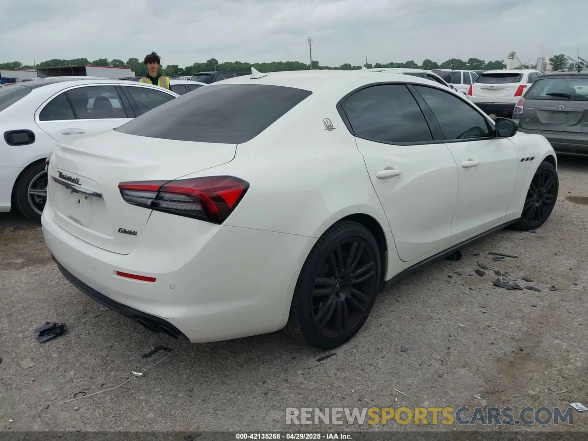 4 fotografías del automóvil dañado ZAM57XSA6M1369960 MASERATI GHIBLI 2021