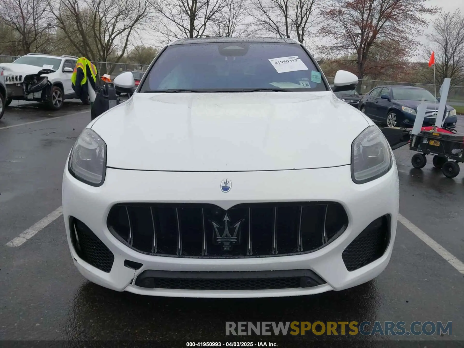 12 fotografías del automóvil dañado ZN682AVA1P7416028 MASERATI GRECALE 2023