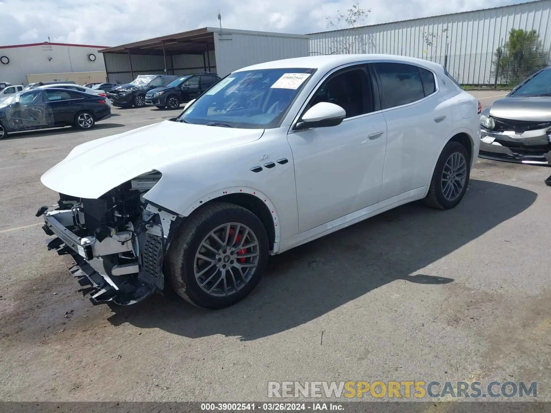 2 fotografías del automóvil dañado ZN682AVAXP7416108 MASERATI GRECALE 2023