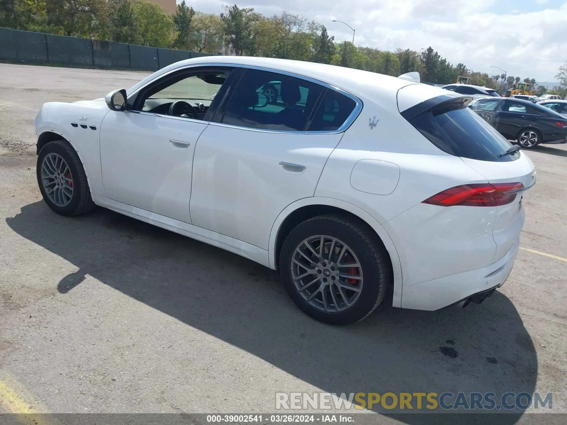 3 fotografías del automóvil dañado ZN682AVAXP7416108 MASERATI GRECALE 2023