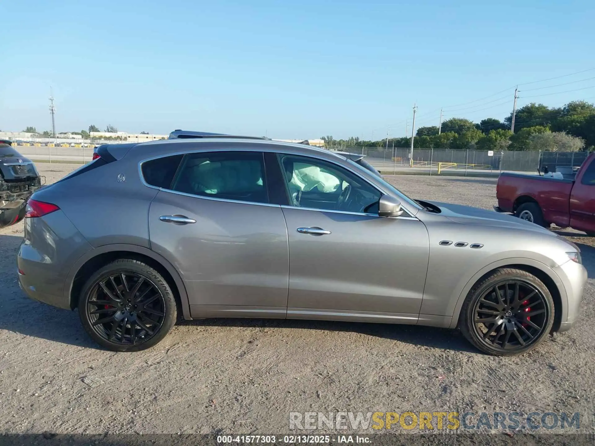 13 fotografías del automóvil dañado ZN661YUA5KX314504 MASERATI LEVANTE 2019