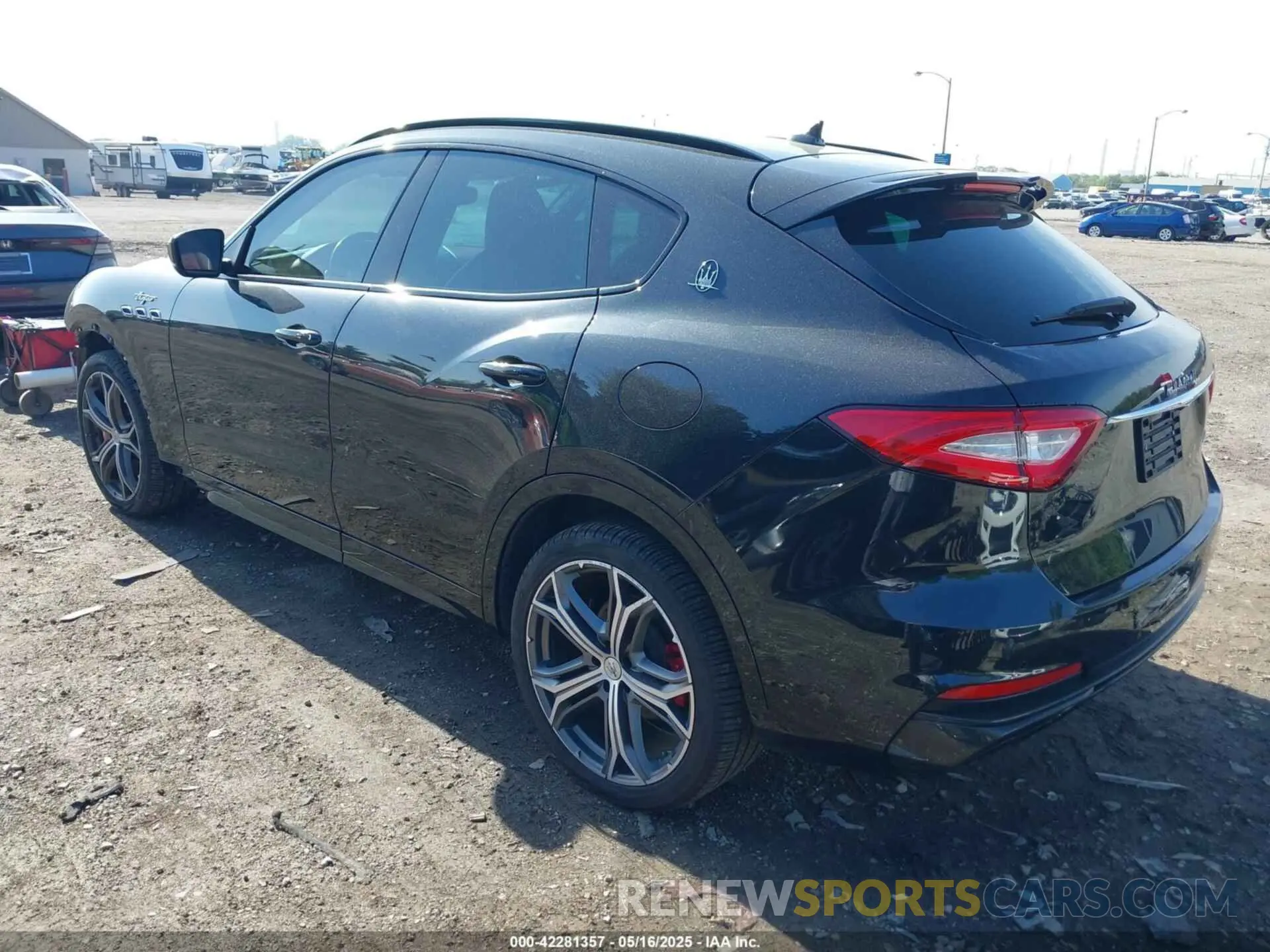 3 fotografías del automóvil dañado ZN661ZUA9KX332851 MASERATI LEVANTE 2019