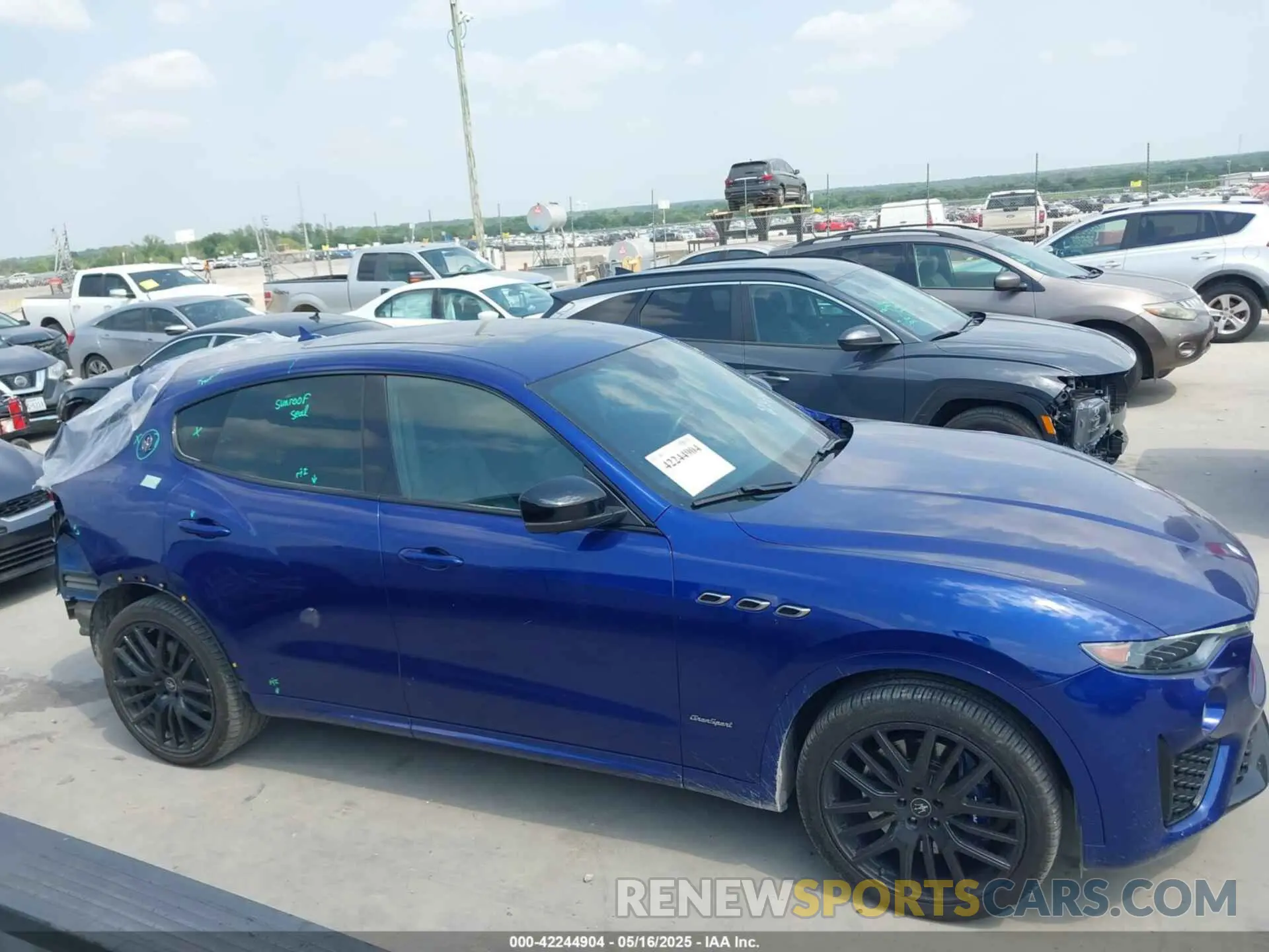 14 fotografías del automóvil dañado ZN661YUS3LX353537 MASERATI LEVANTE 2020