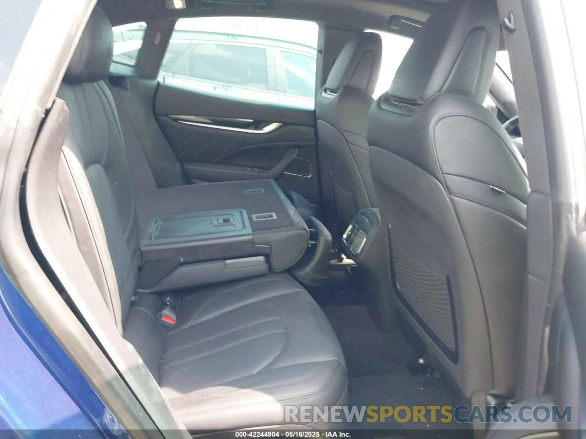 8 fotografías del automóvil dañado ZN661YUS3LX353537 MASERATI LEVANTE 2020