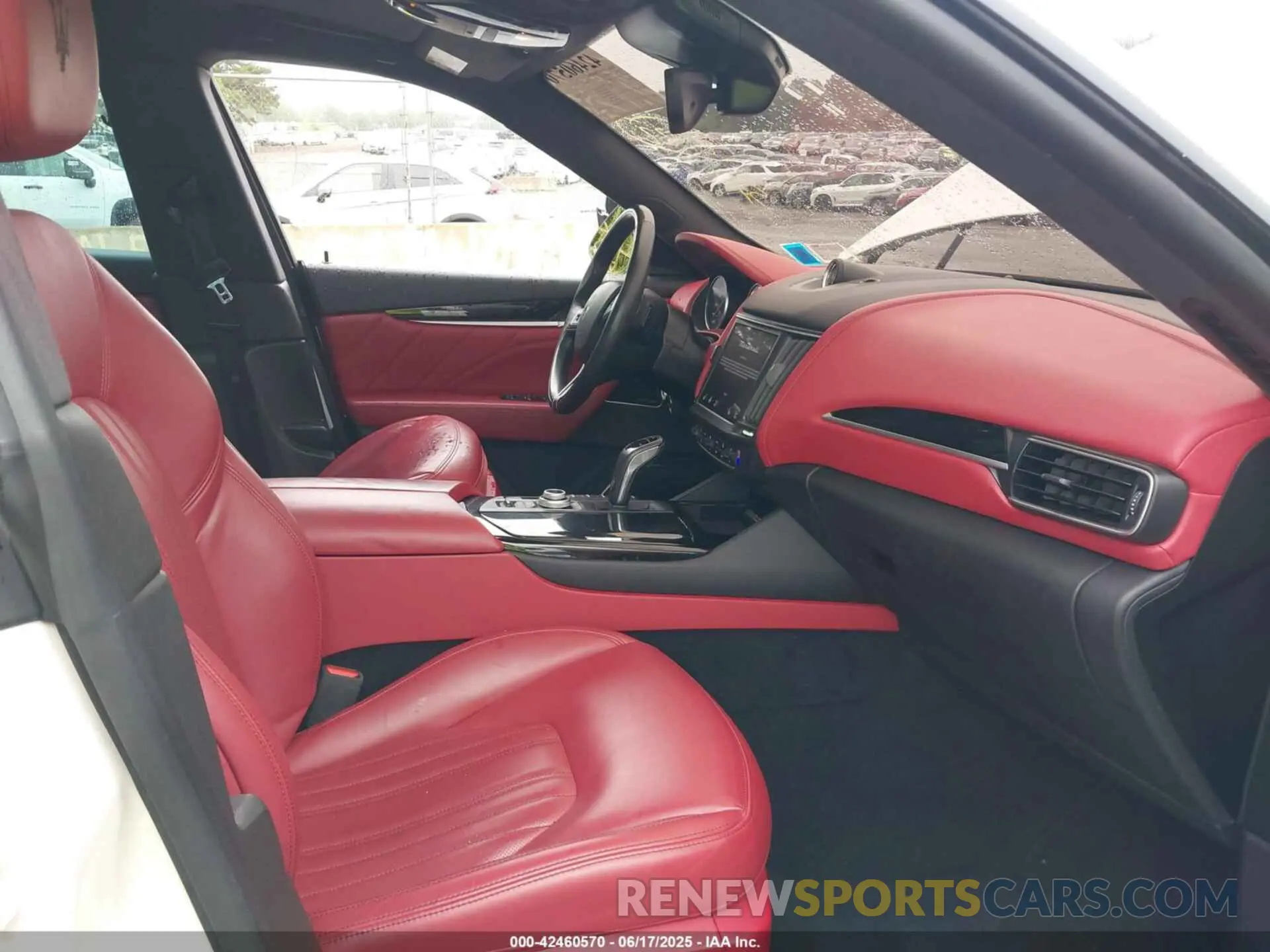5 fotografías del automóvil dañado ZN661XUA4NX402183 MASERATI LEVANTE 2022
