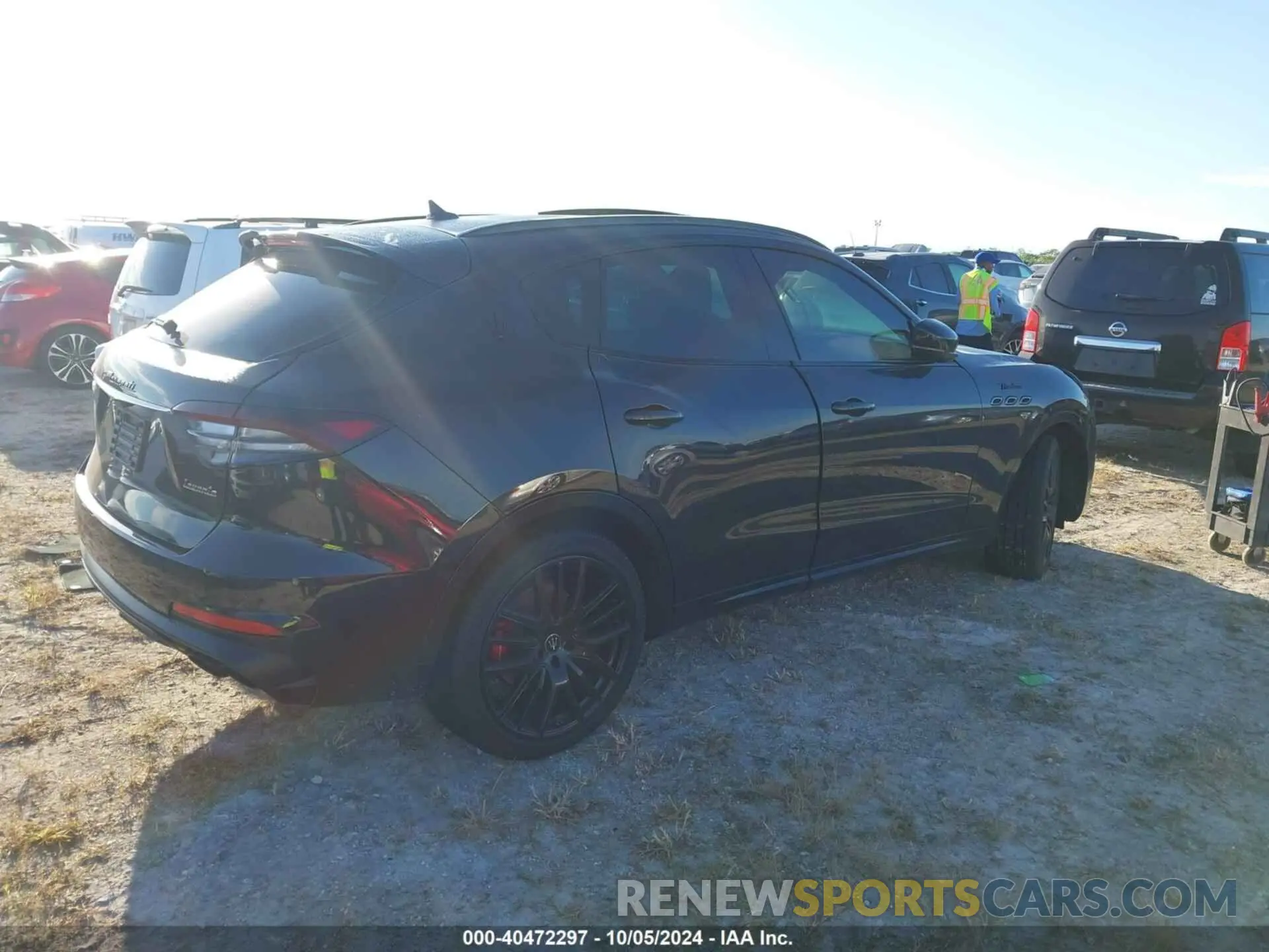 4 fotografías del automóvil dañado ZN661YUM3NX393444 MASERATI LEVANTE 2022