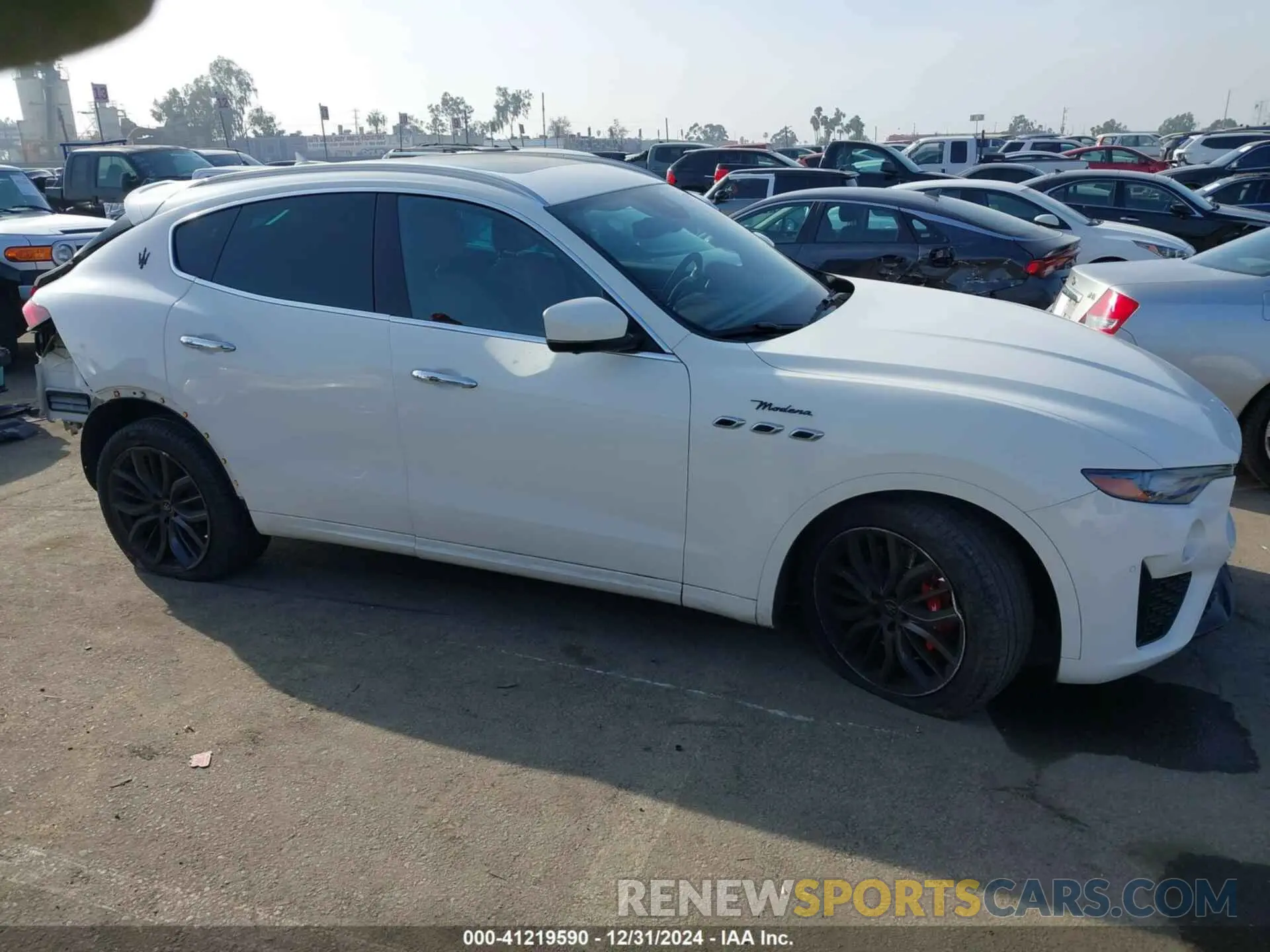 14 fotografías del automóvil dañado ZN661YUM6PX411566 MASERATI LEVANTE 2023