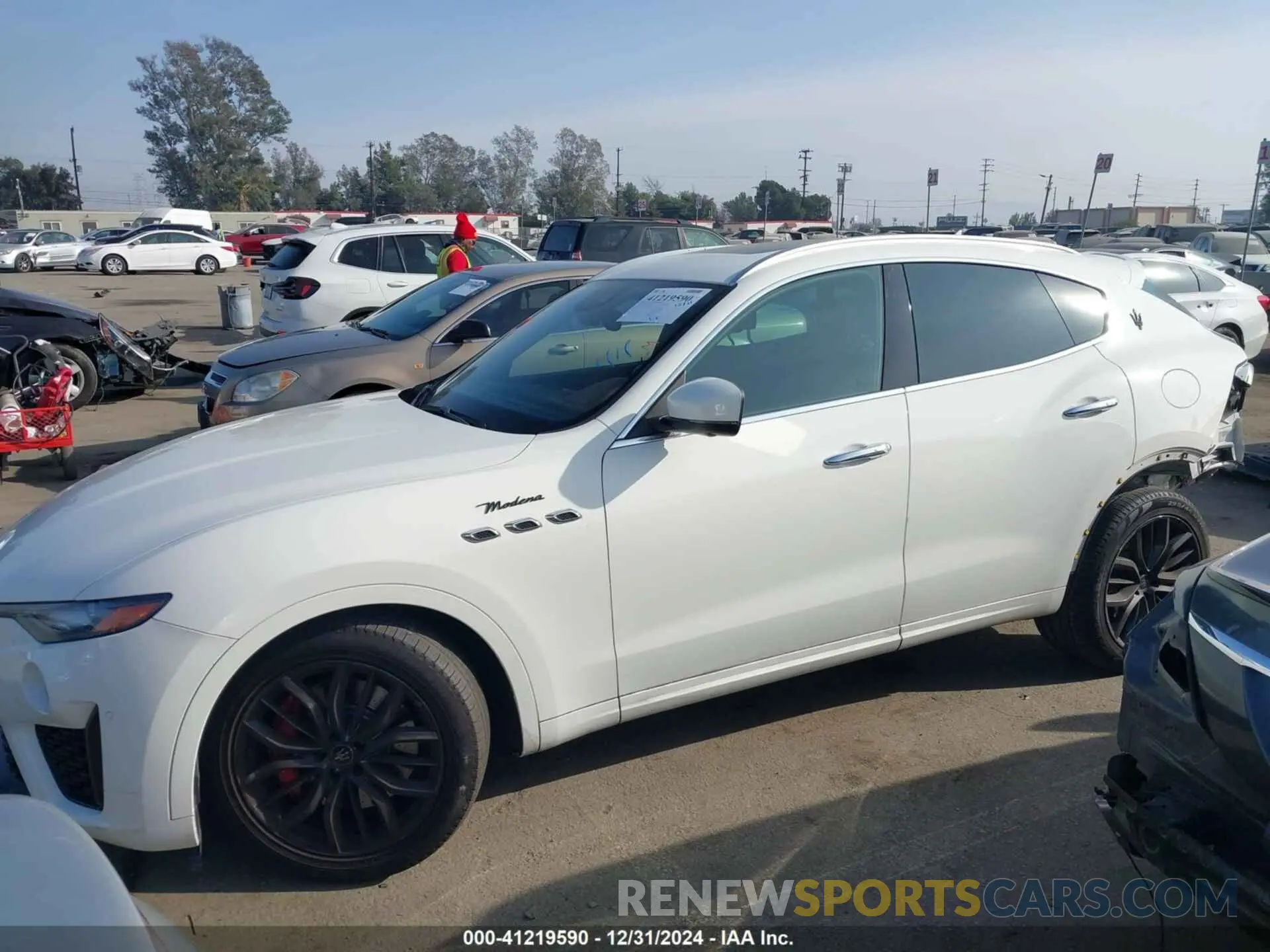 15 fotografías del automóvil dañado ZN661YUM6PX411566 MASERATI LEVANTE 2023