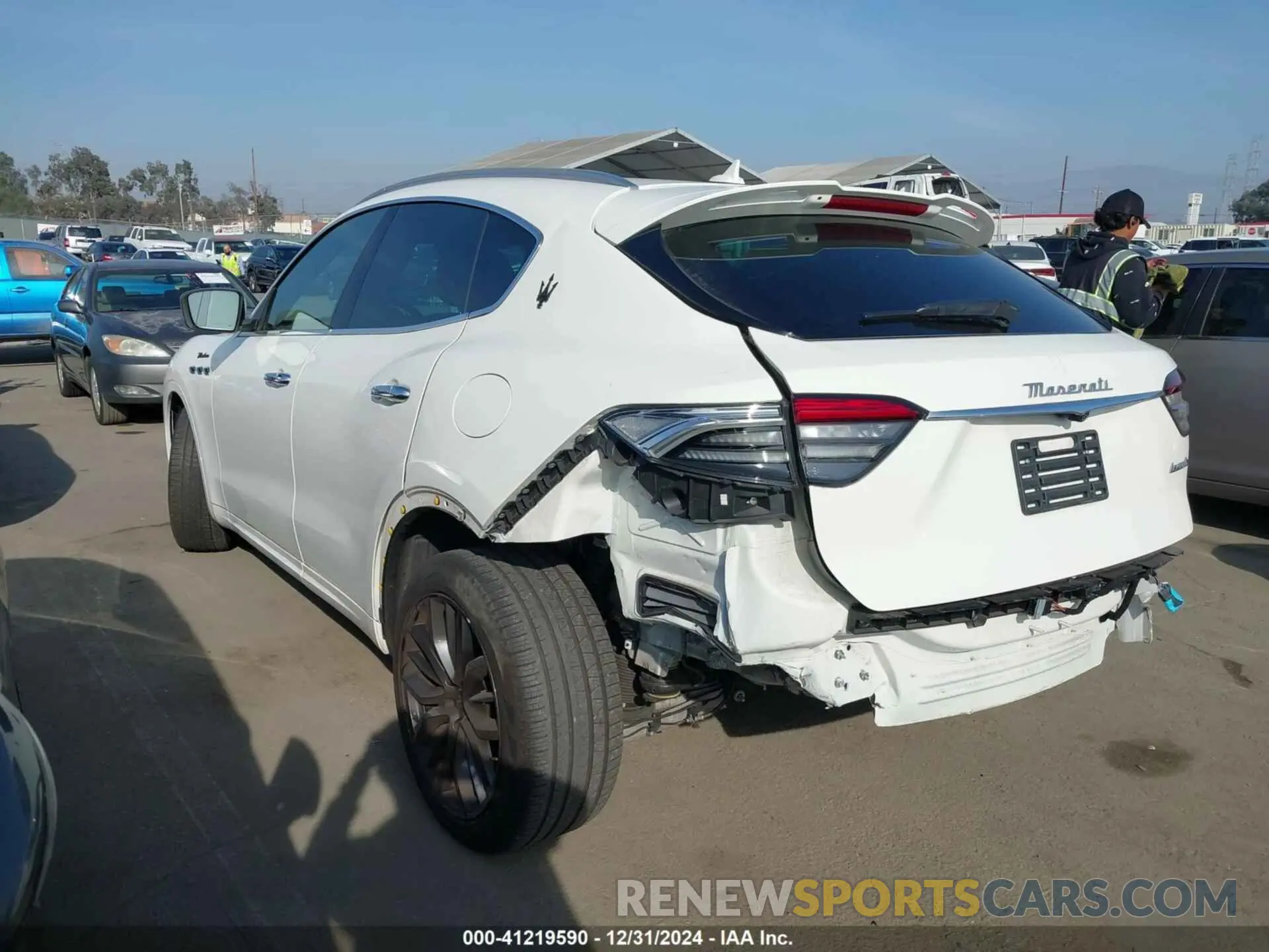 3 fotografías del automóvil dañado ZN661YUM6PX411566 MASERATI LEVANTE 2023