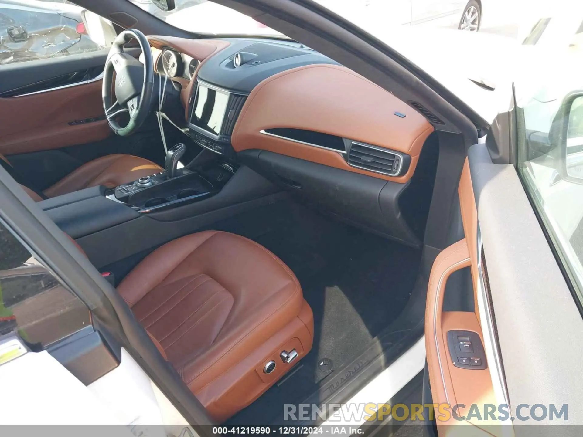 5 fotografías del automóvil dañado ZN661YUM6PX411566 MASERATI LEVANTE 2023