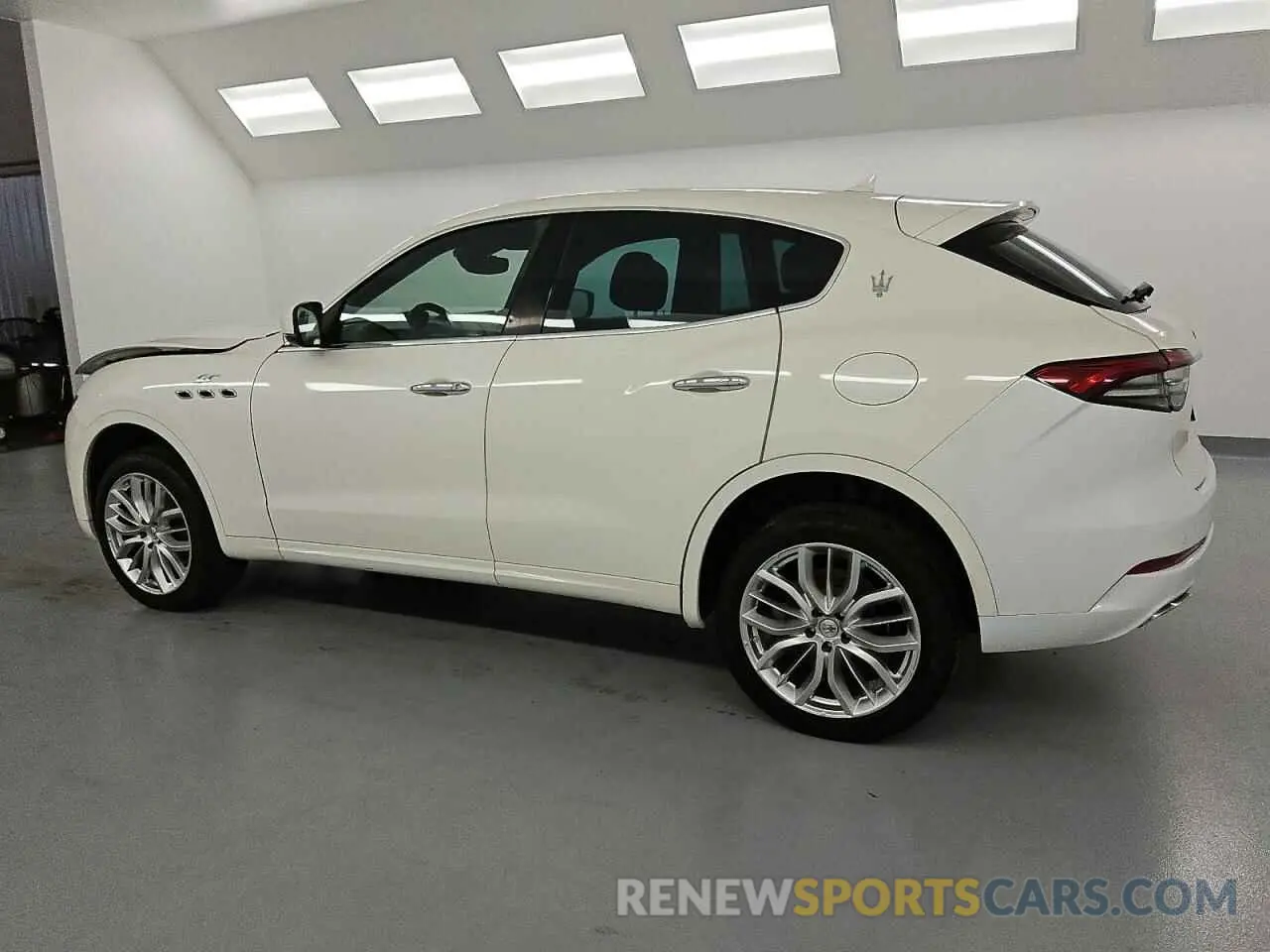 2 fotografías del automóvil dañado ZN661XUAXNX389214 MASERATI LEVANTE BA 2022