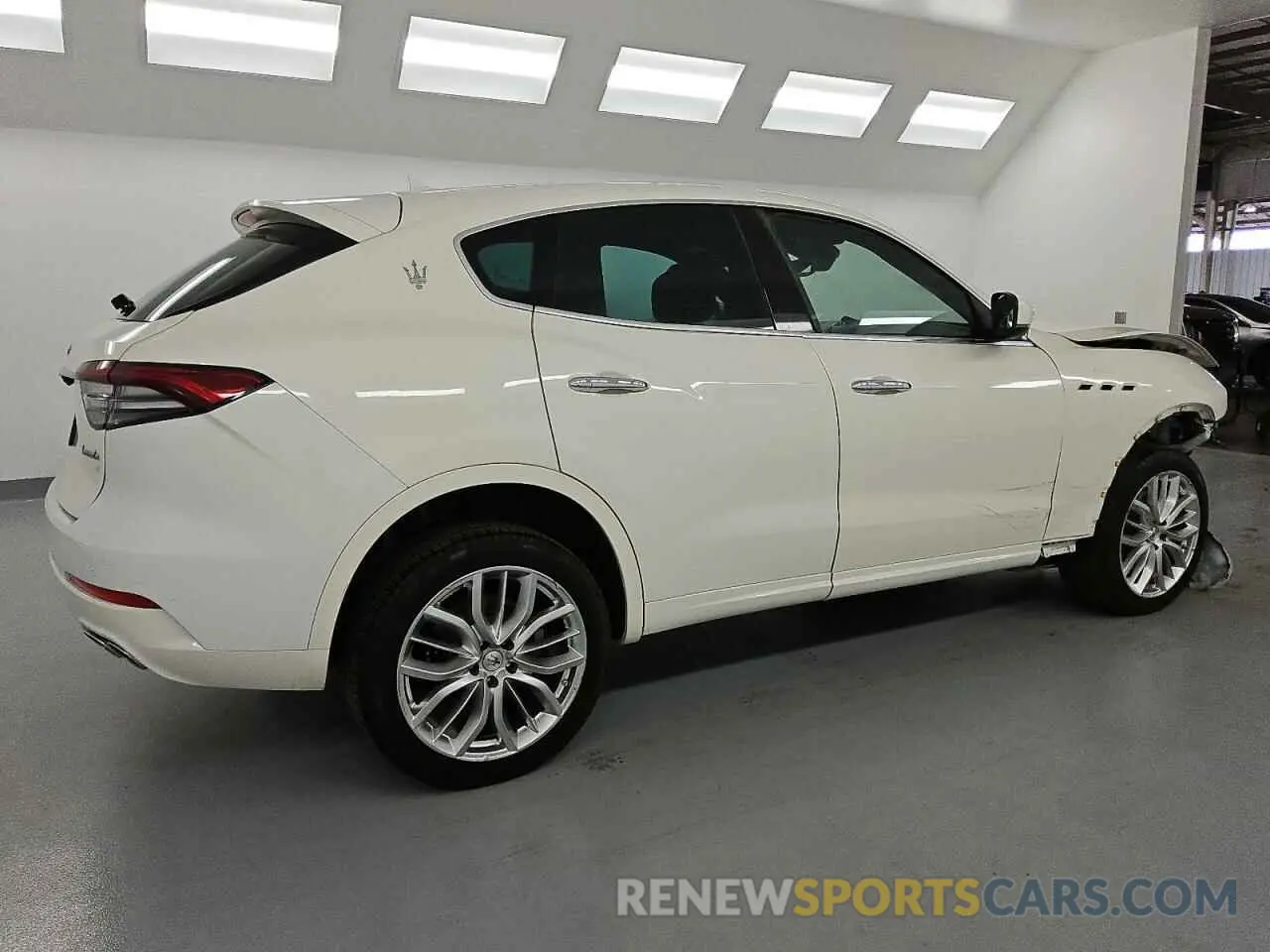 3 fotografías del automóvil dañado ZN661XUAXNX389214 MASERATI LEVANTE BA 2022