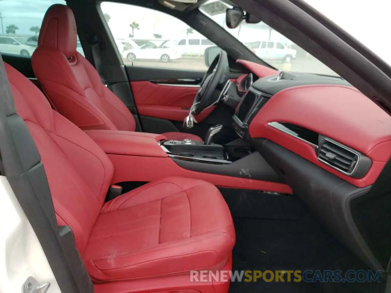 5 fotografías del automóvil dañado ZN661YUM2NX402358 MASERATI LEVANTE MO 2022