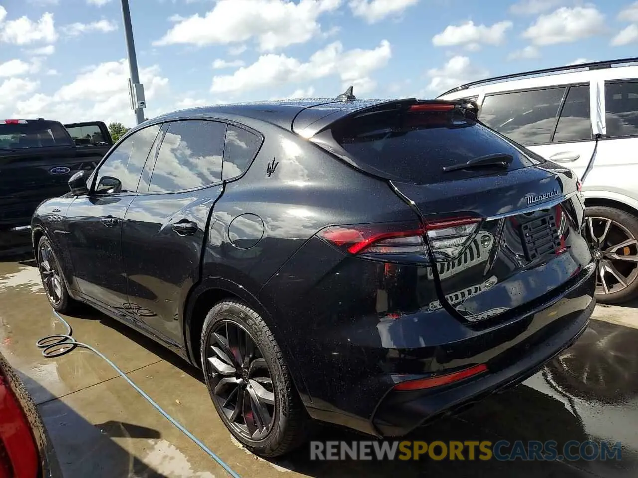 2 fotografías del automóvil dañado ZN661YUM4PX435509 MASERATI LEVANTE MO 2023