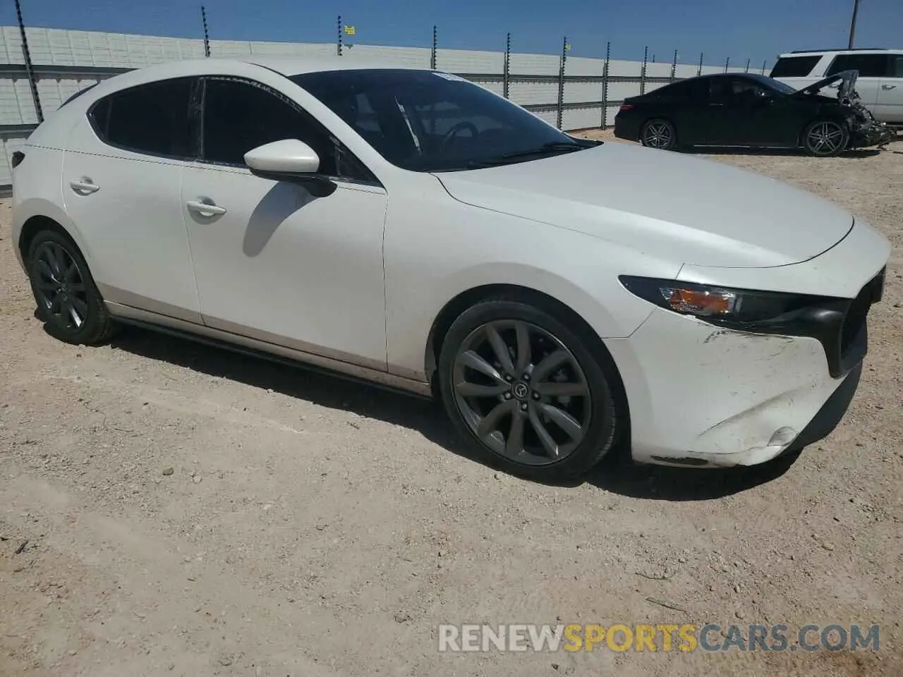 4 fotografías del automóvil dañado JM1BPAJM1K1132824 MAZDA 3 2019