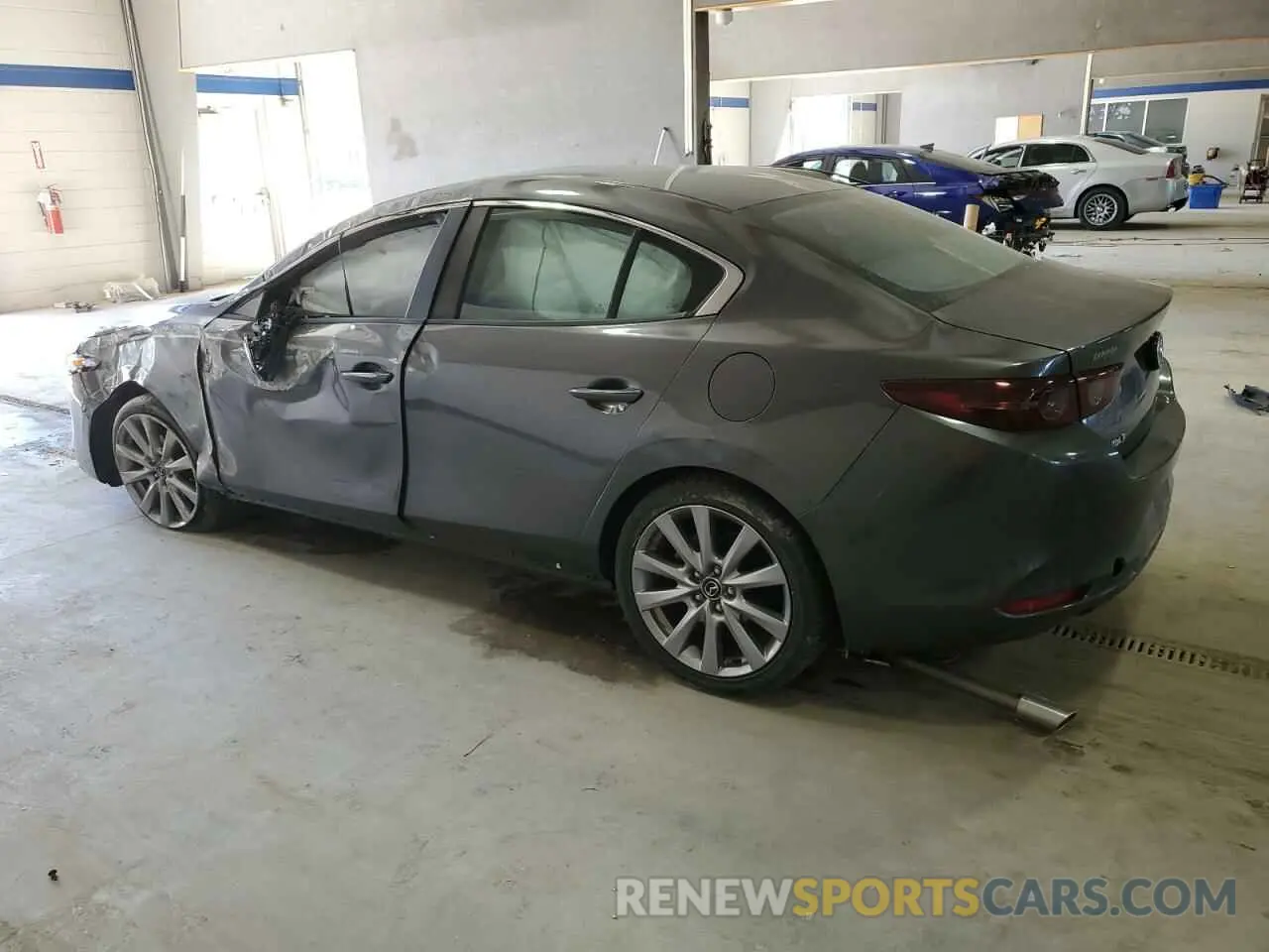 2 fotografías del automóvil dañado 3MZBPACL2LM131820 MAZDA 3 2020