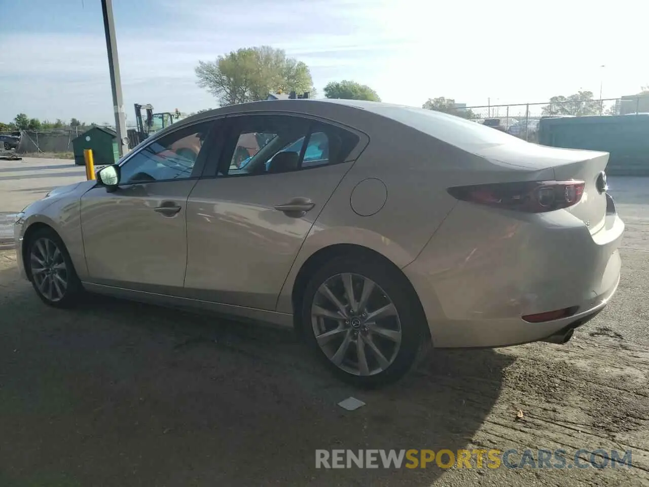 2 fotografías del automóvil dañado 3MZBPACM2RM418107 MAZDA 3 2024