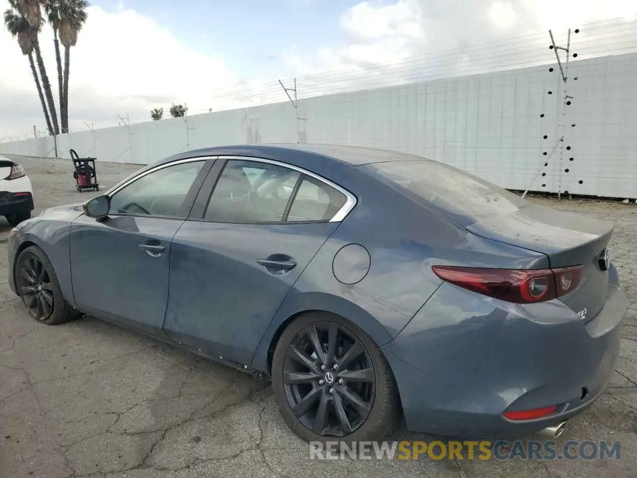 2 fotografías del automóvil dañado 3MZBPBCM0RM403689 MAZDA 3 2024